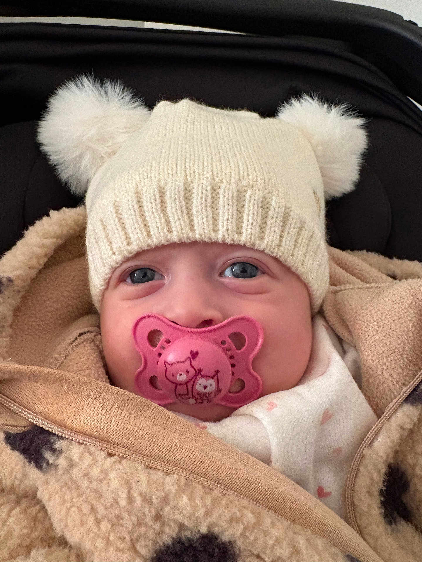 Lilly participe au concours pour gagner de l'argent avec cette photo : baby, pacifier, hat, knit_hat, pom_poms, jacket, beige, blanket, face, blue_eyes, infant, clothing, cute, warm, cozy, portrait, child, person, closeup, newborn