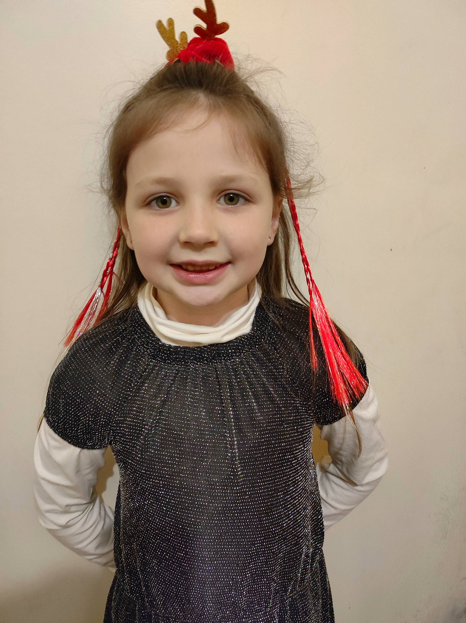 Maïwen participe au concours pour gagner de l'argent avec cette photo : child, costume_hat, dress, eye, eyebrow, eyelash, face, fashion_design, gesture, hair, happy, headgear, human_body, jewellery, joy, lip, neck, pattern, person, sleeve