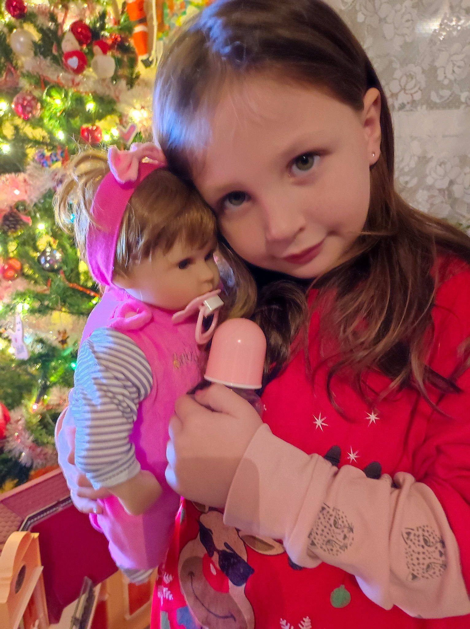 Maïwen a rejoint le concours — aidez-le/la à gagner de superbes lots ! baby_toddler_clothing, cheek, child, christmas_tree, event, face, facial_expression, fun, hair, happy, head, holiday, holiday_ornament, human_body, joy, magenta, ornament, person, pink, skin