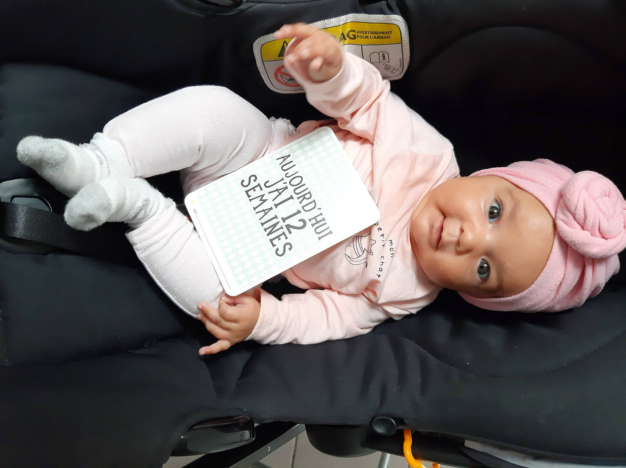 Keïssy participe au concours pour gagner de l'argent avec cette photo : arm, auto_part, baby, baby_products, car_seat, child, comfort, hand, headwear, person, product, seat_belt, sitting, toddler