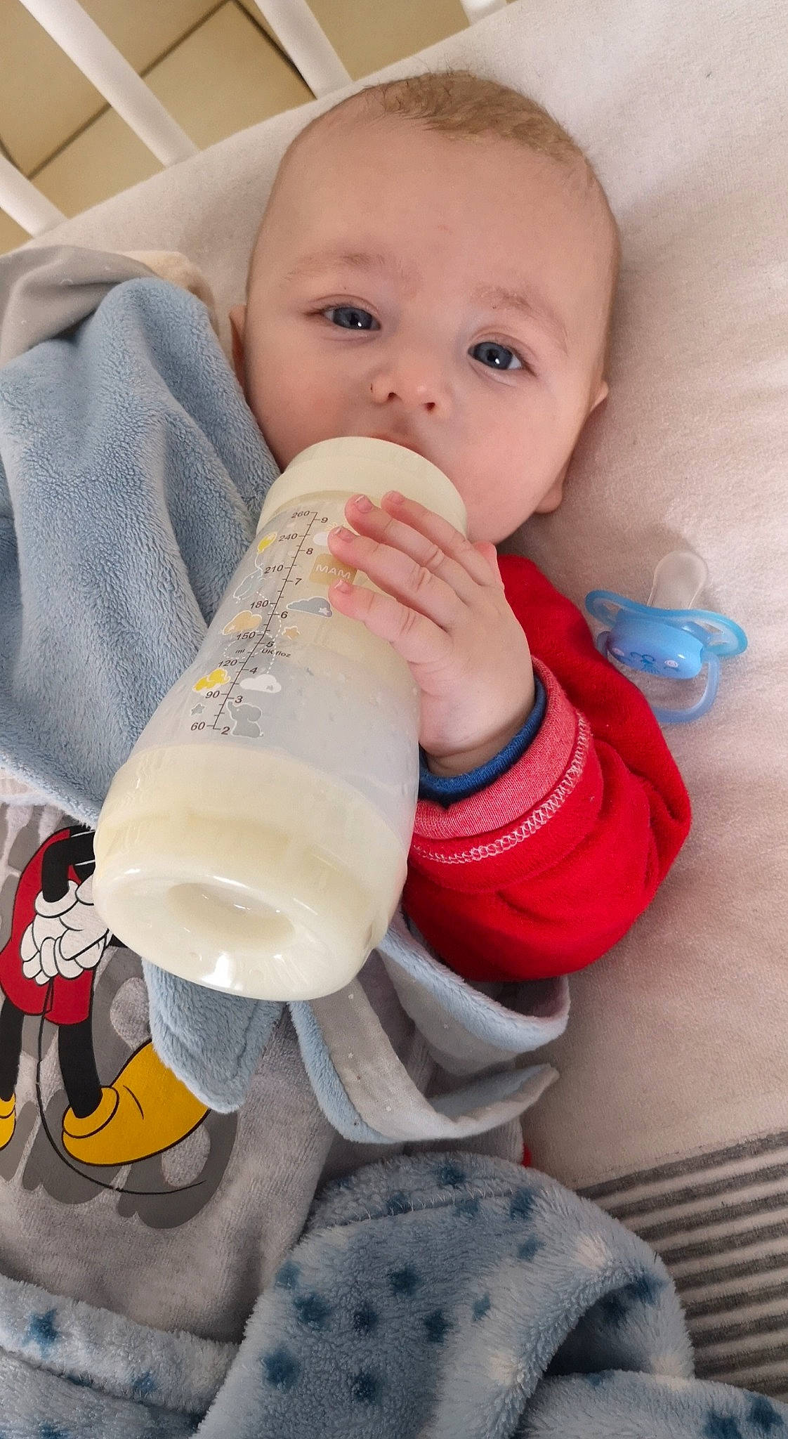 Leydaan a rejoint le concours — aidez-le/la à gagner de superbes lots ! baby, baby_bottle, baby_products, bottle, child, drink, drinkware, infant_formula, nose, person, plastic_bottle, play, product, tableware, toddler