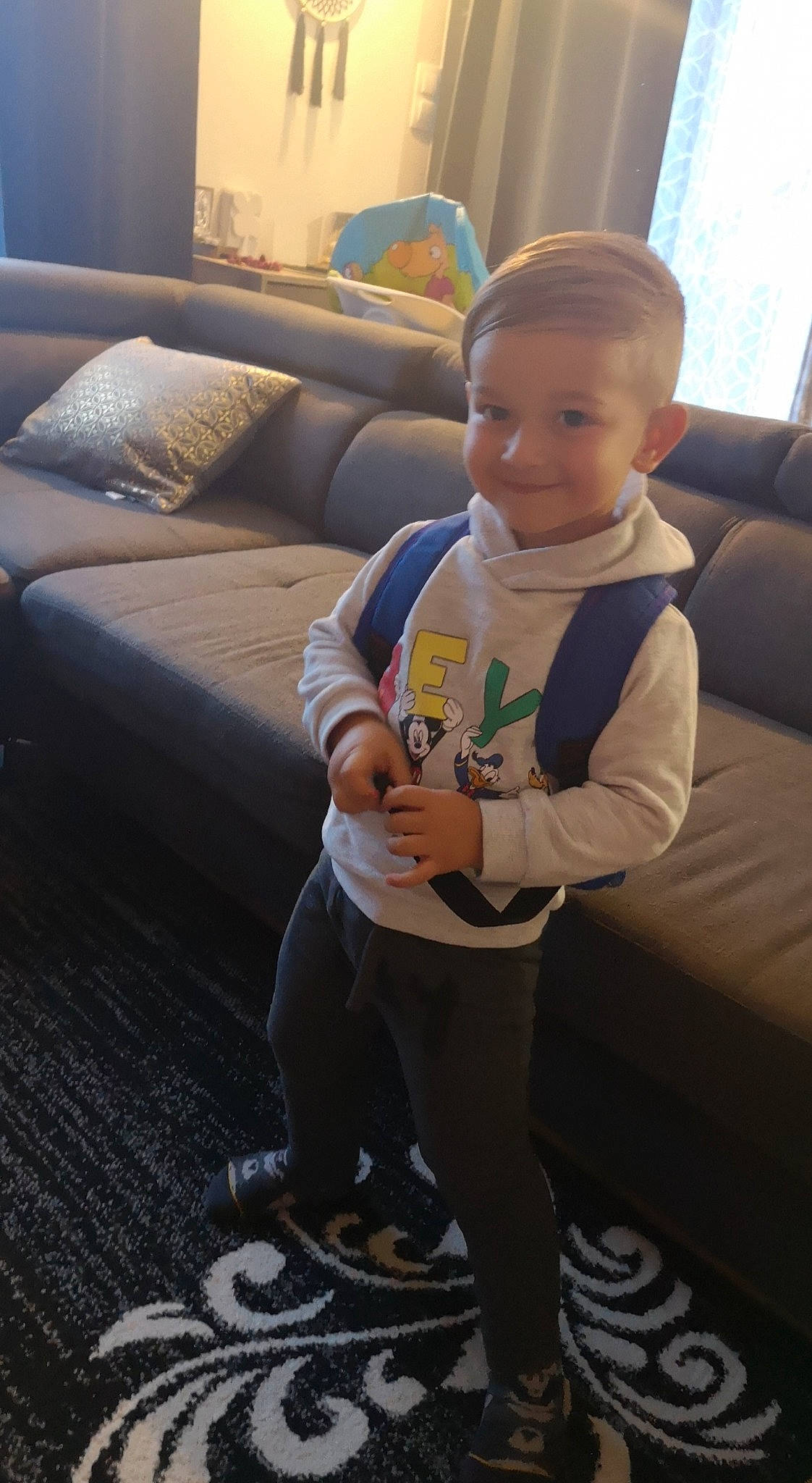 Lowen participe au concours pour gagner de l'argent avec cette photo : baby, car_seat, child, joy, leg, person, sitting, skin, toddler, vacation