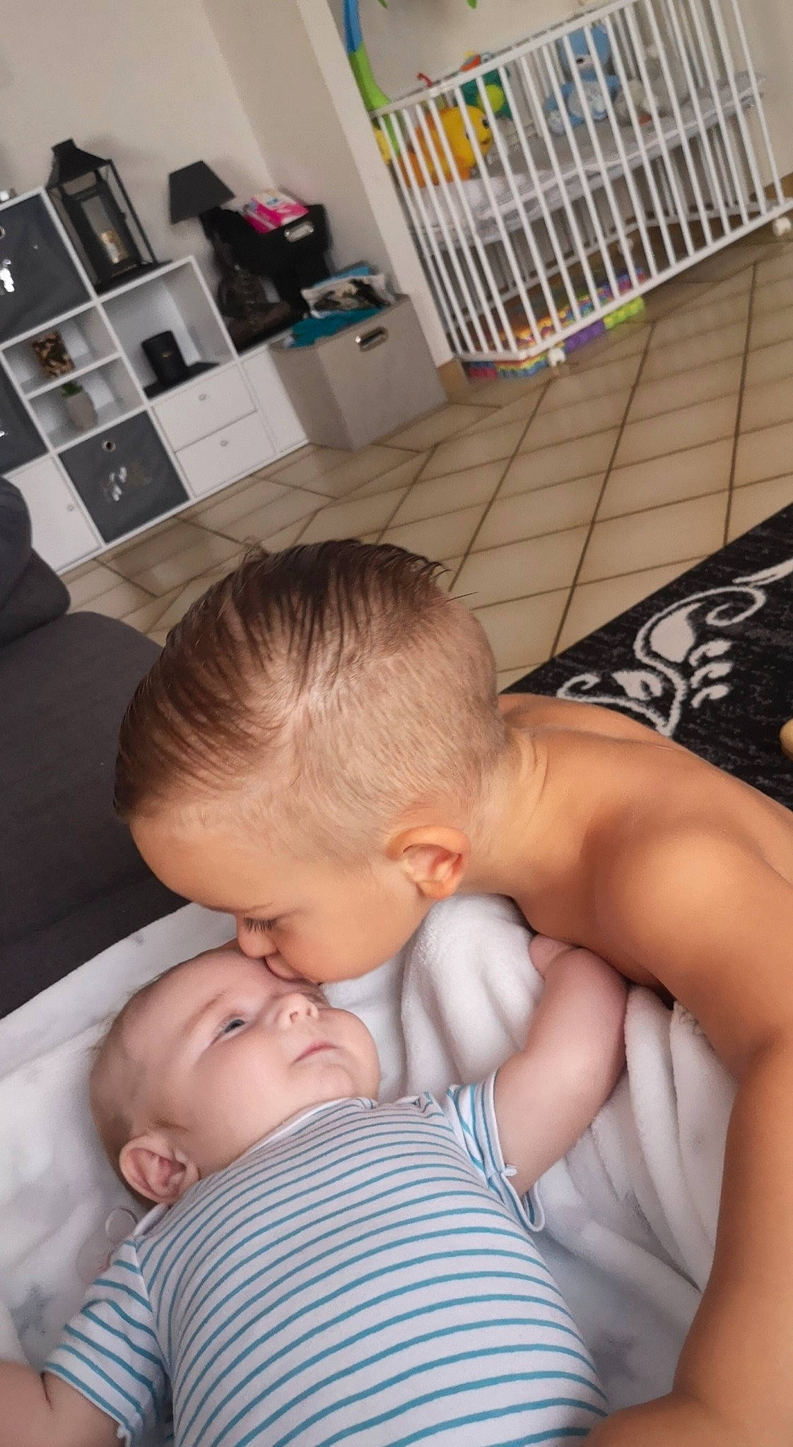 Lowen participe au concours pour gagner de l'argent avec cette photo : baby, child, finger, person, thumb, toddler