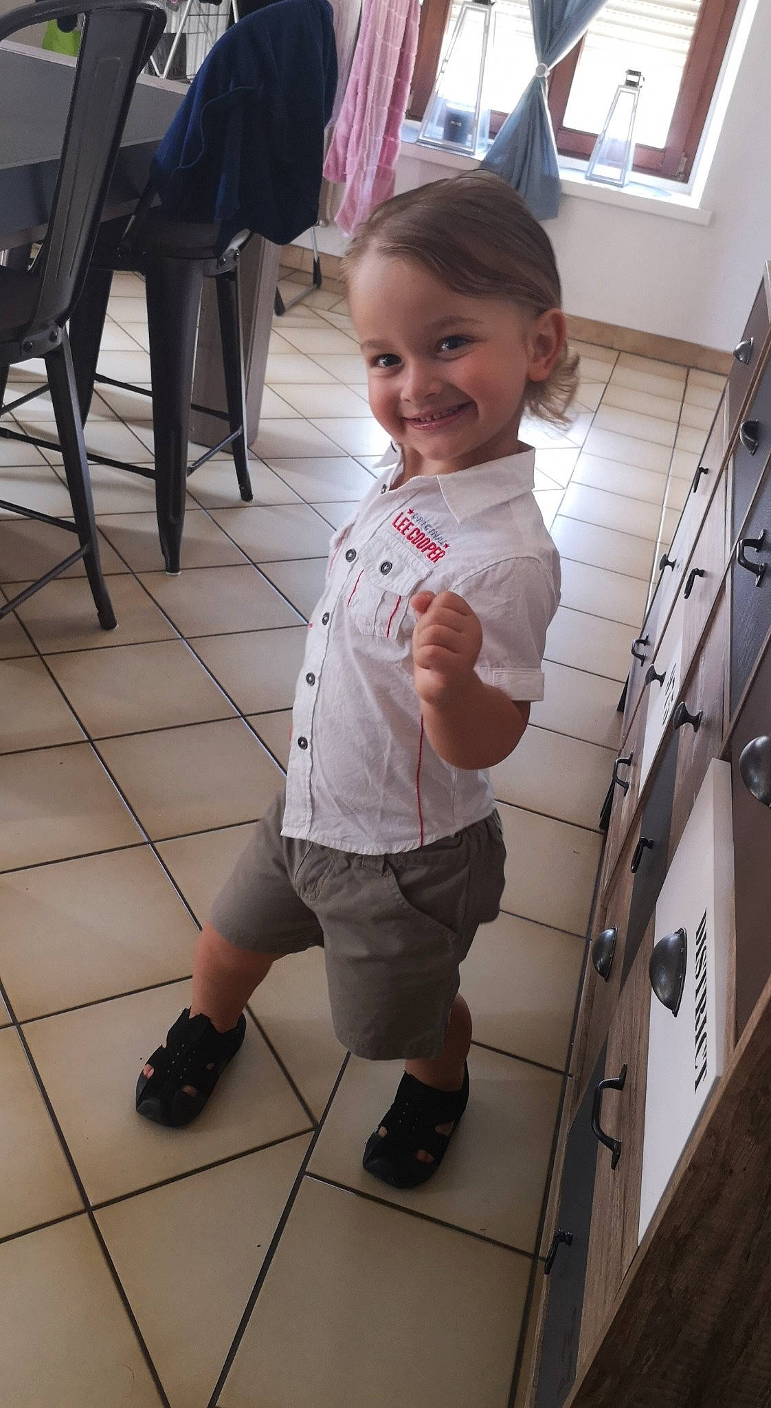 Lowen a rejoint le concours — aidez-le/la à gagner de superbes lots ! baby, child, floor, flooring, joy, leg, person, standing, t_shirt, toddler