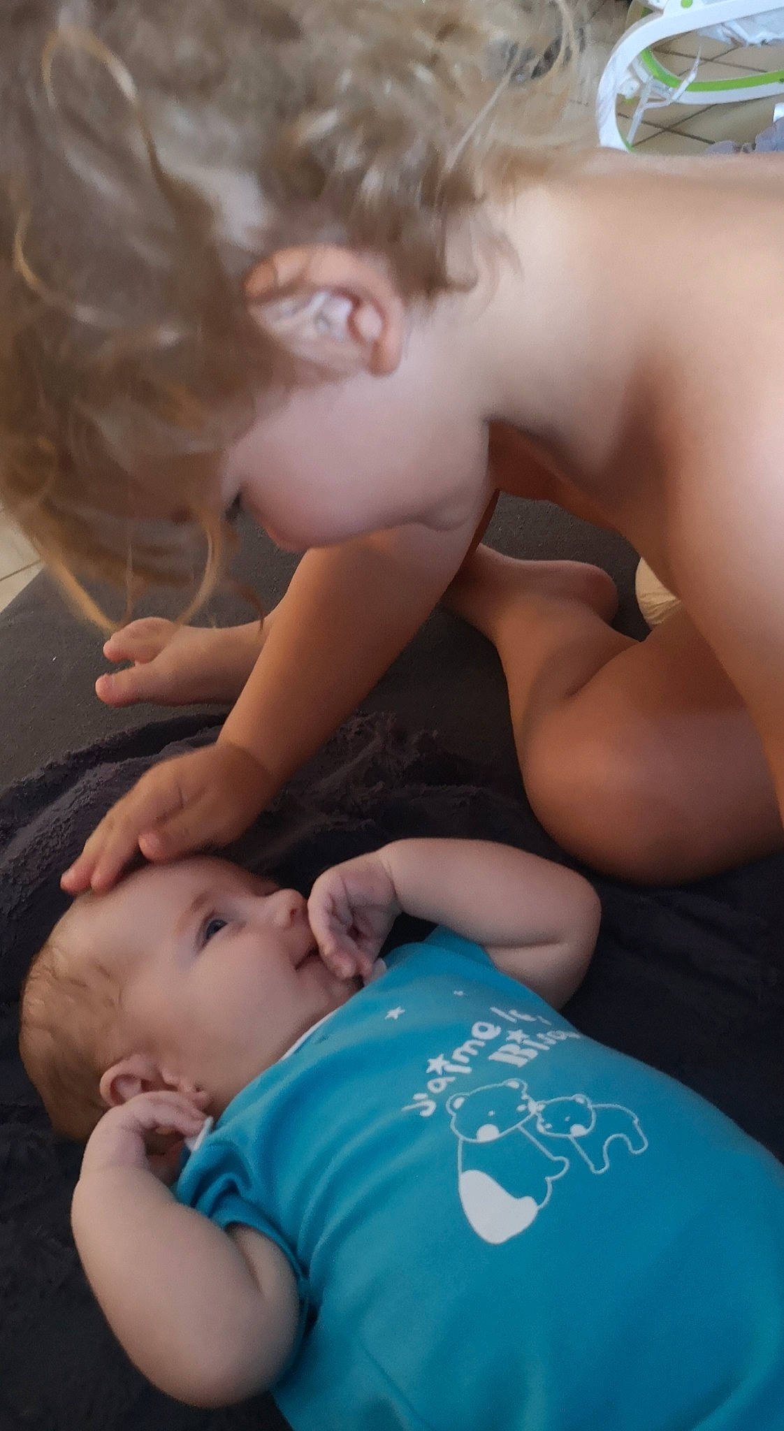 Lowen participe au concours pour gagner de l'argent avec cette photo : baby, black_hair, cheek, child, finger, gesture, hand, mouth, neck, person, skin, toddler