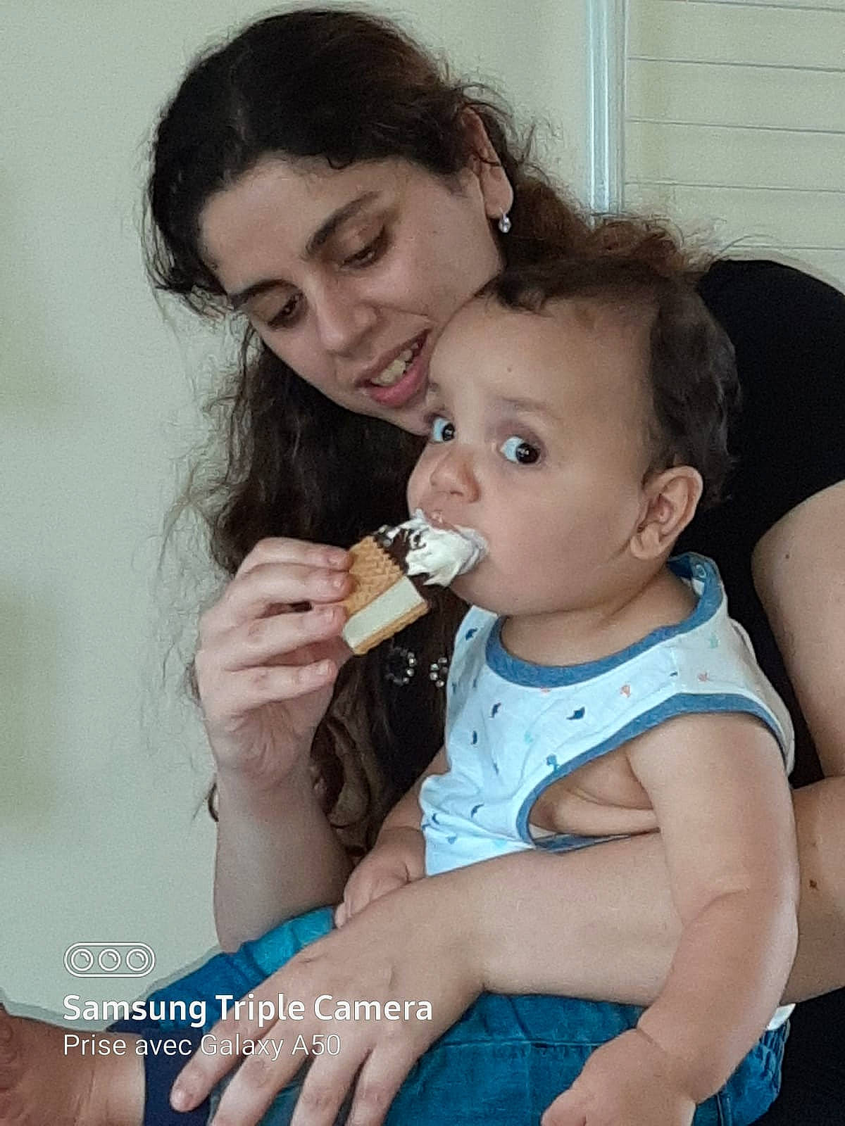 Stéphane participe au concours pour gagner de l'argent avec cette photo : baby, cheek, child, dairy, drinking, eating, neck, person, sitting, tableware, toddler