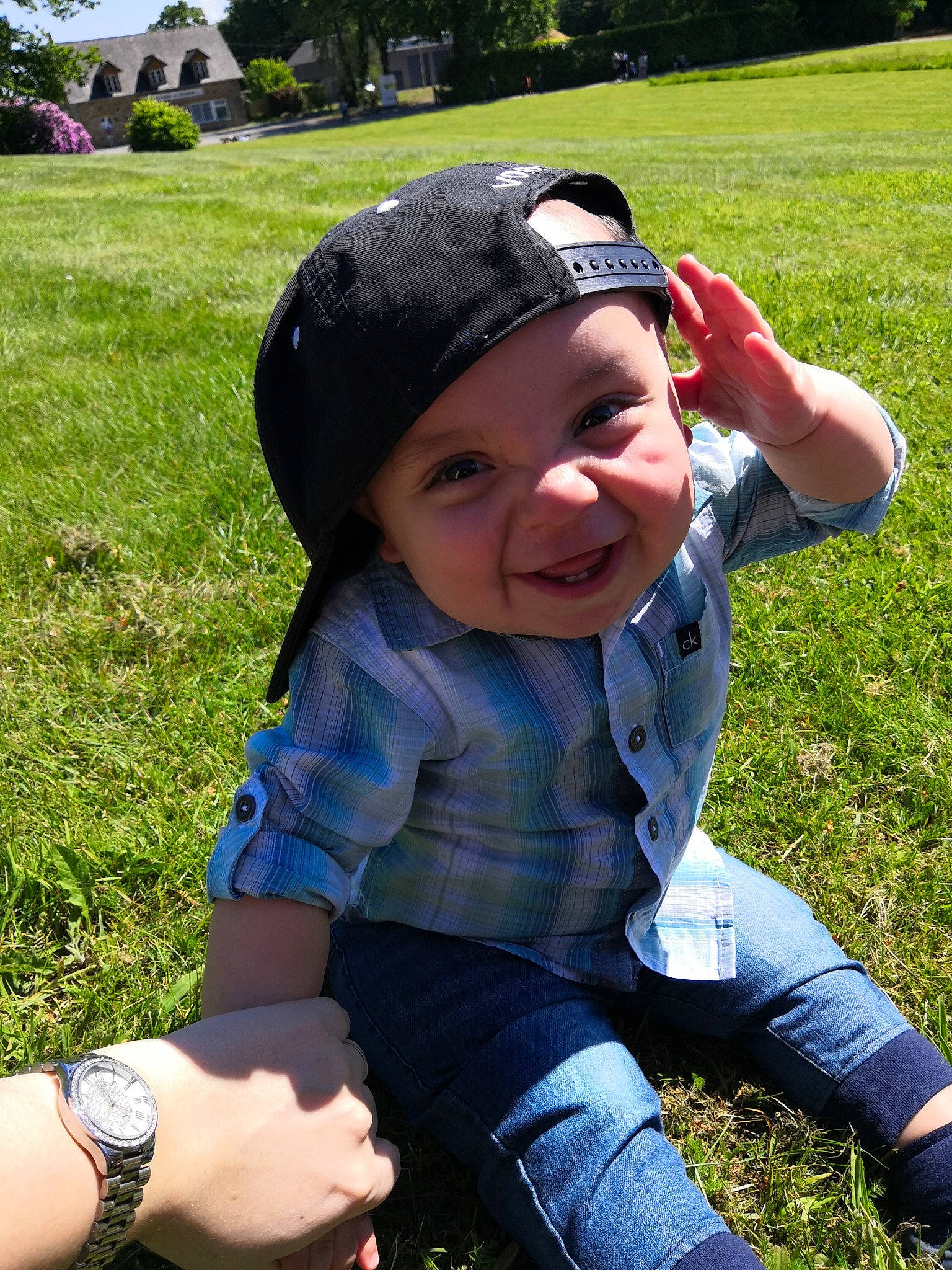 Stéphane a rejoint le concours — aidez-le/la à gagner de superbes lots ! child, cool, finger, grass, grass_family, headwear, joy, lawn, person, plant, play, sitting, smile, toddler