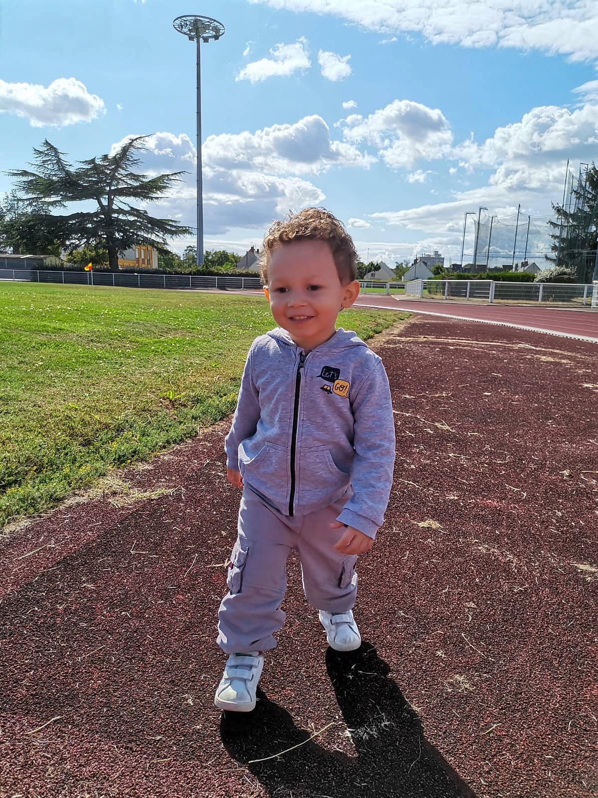 Mathéo a rejoint le concours — aidez-le/la à gagner de superbes lots ! asphalt, cloud, grass, grassland, happy, joy, landscape, leaf, leisure, natural_environment, nature, people_in_nature, person, plain, plant, public_space, sky, smile, standing, summer