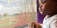 Maëlys a rejoint le concours — aidez-le/la à gagner de superbes lots ! toddler, child, train, window, hat, knit, seat, purple_seat, looking_outside, curious, daylight, autumn, trees, reflection, clothing, indoor, portrait, young_child, travel, cozy