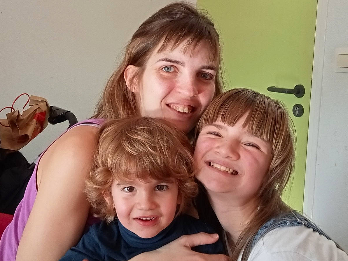 Shanice a rejoint le concours — aidez-le/la à gagner de superbes lots ! blond, cheek, child, door, event, face, facial_expression, family_taking_photos_together, fun, gesture, hair, happy, head, iris, joy, nose, person, sharing, smile, t_shirt