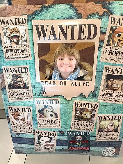 Shanice a rejoint le concours — aidez-le/la à gagner de superbes lots ! advertising, child, eye, eyelash, font, hair_coloring, hairstyle, happy, joy, news, newspaper, newsprint, paper, pattern, person, publication, room, smile, t_shirt, tabloid