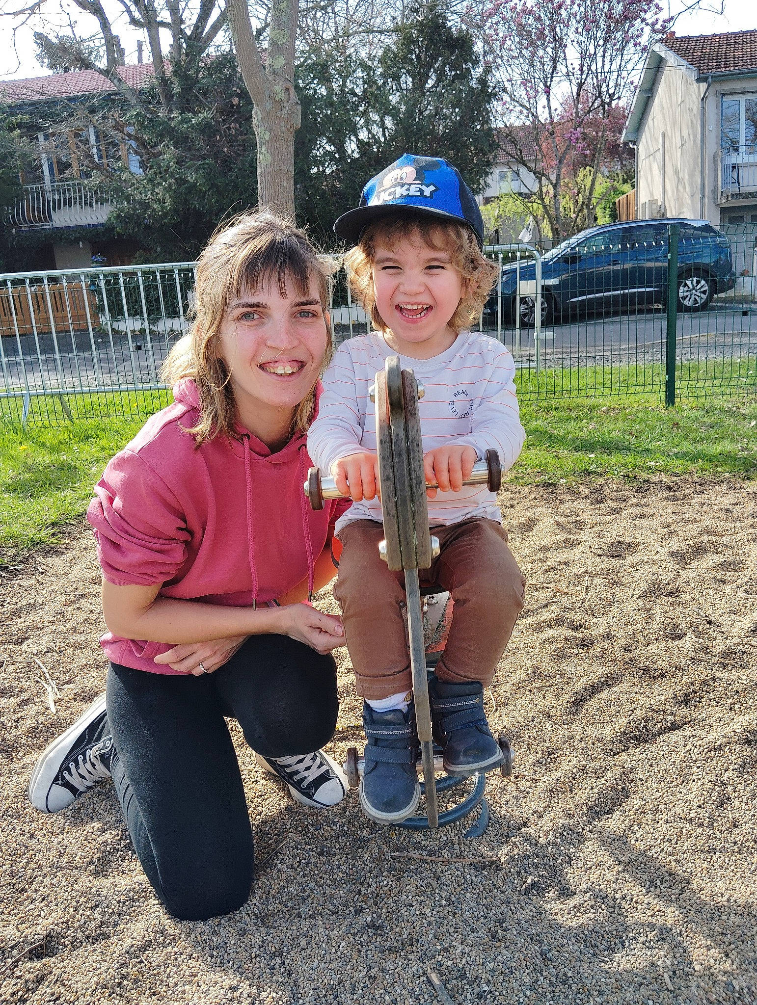 Sasha participe au concours pour gagner de l'argent avec cette photo : baseball_cap, boot, cap, child, footwear, fun, grass, happy, hat, joy, landscape, leisure, person, plant, recreation, sitting, smile, sneakers, soil, t_shirt