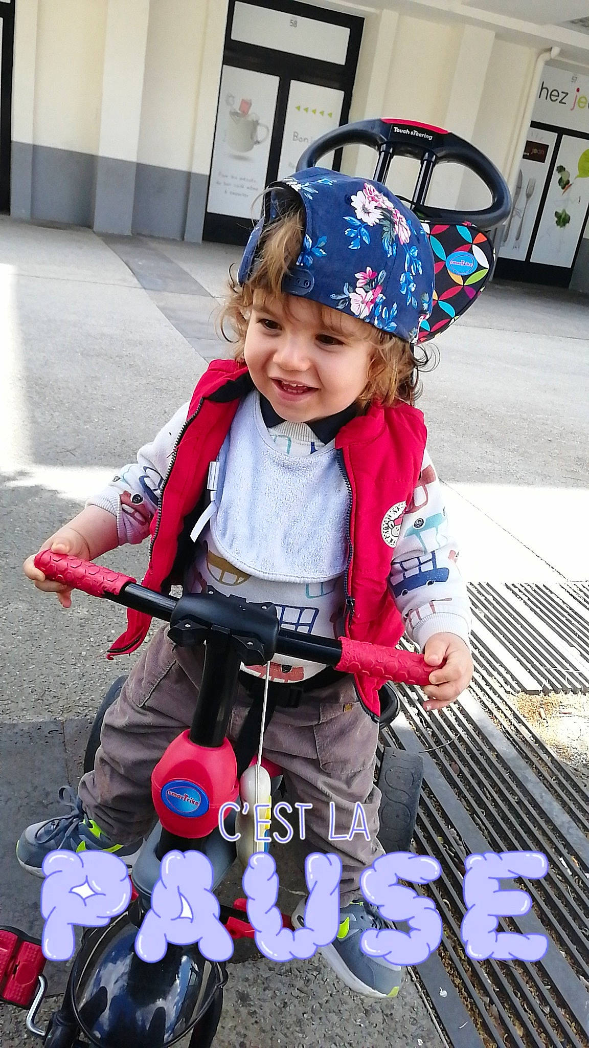 Sasha a rejoint le concours — aidez-le/la à gagner de superbes lots ! baby_carriage, baby_products, baby_toddler_clothing, child, electric_blue, event, fashion_accessory, fun, happy, headwear, holiday, joy, leisure, person, personal_protective_equipment, play, recreation, smile, tire, toddler