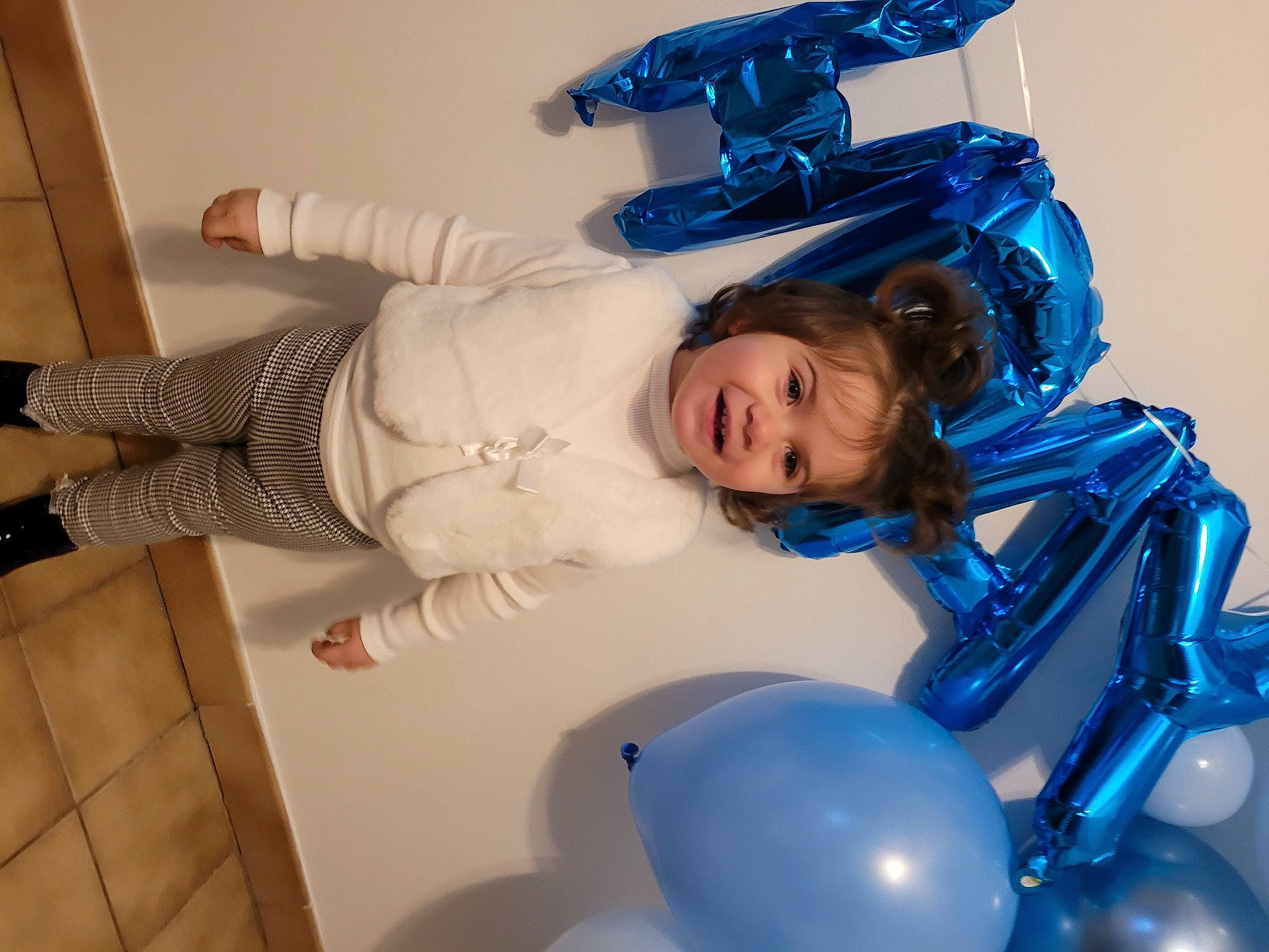 Sara a rejoint le concours — aidez-le/la à gagner de superbes lots ! balloon, beauty, blue, child, costume, electric_blue, event, fun, glove, happy, human_leg, joy, latex, leg, party_supply, person, product, recreation, smile, thigh