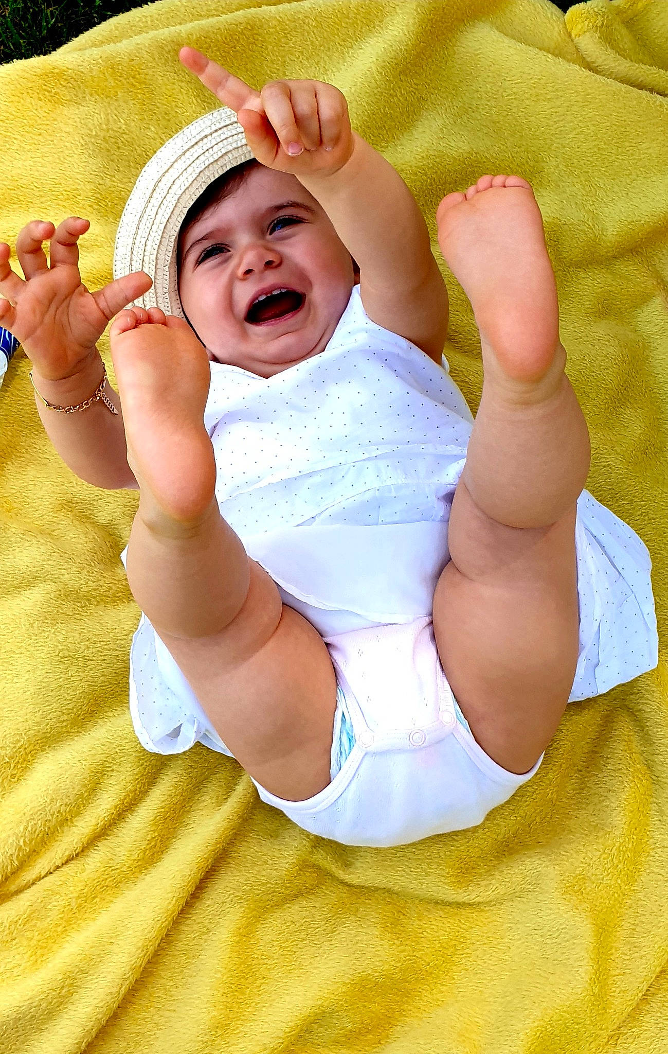 Sara a rejoint le concours — aidez-le/la à gagner de superbes lots ! abdomen, baby, baby_toddler_clothing, child, comfort, eye, finger, fun, gesture, hand, happy, hat, headwear, human_body, human_leg, person, skin, smile, sun_hat, thigh