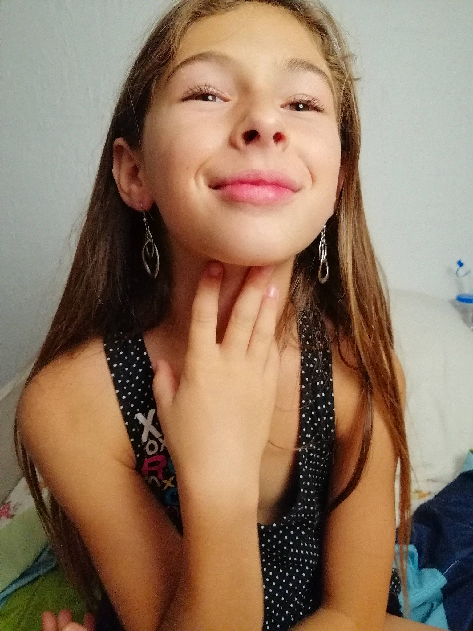 Giulia participe au concours pour gagner de l'argent avec cette photo : arm, black_hair, elbow, eyebrow, eyelash, finger, flash_photography, gesture, happy, jaw, joint, joy, lip, nail, neck, person, shoulder, skin, sleeve, smile