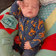 Maylo a rejoint le concours — aidez-le/la à gagner de superbes lots ! baby, sleeping, onesie, giraffe_pattern, pacifier, plush_cushion, colorful, cozy, infant, child, soft_toys, cute, resting, indoor, comfort, blanket, polka_dots, hand, face, peaceful