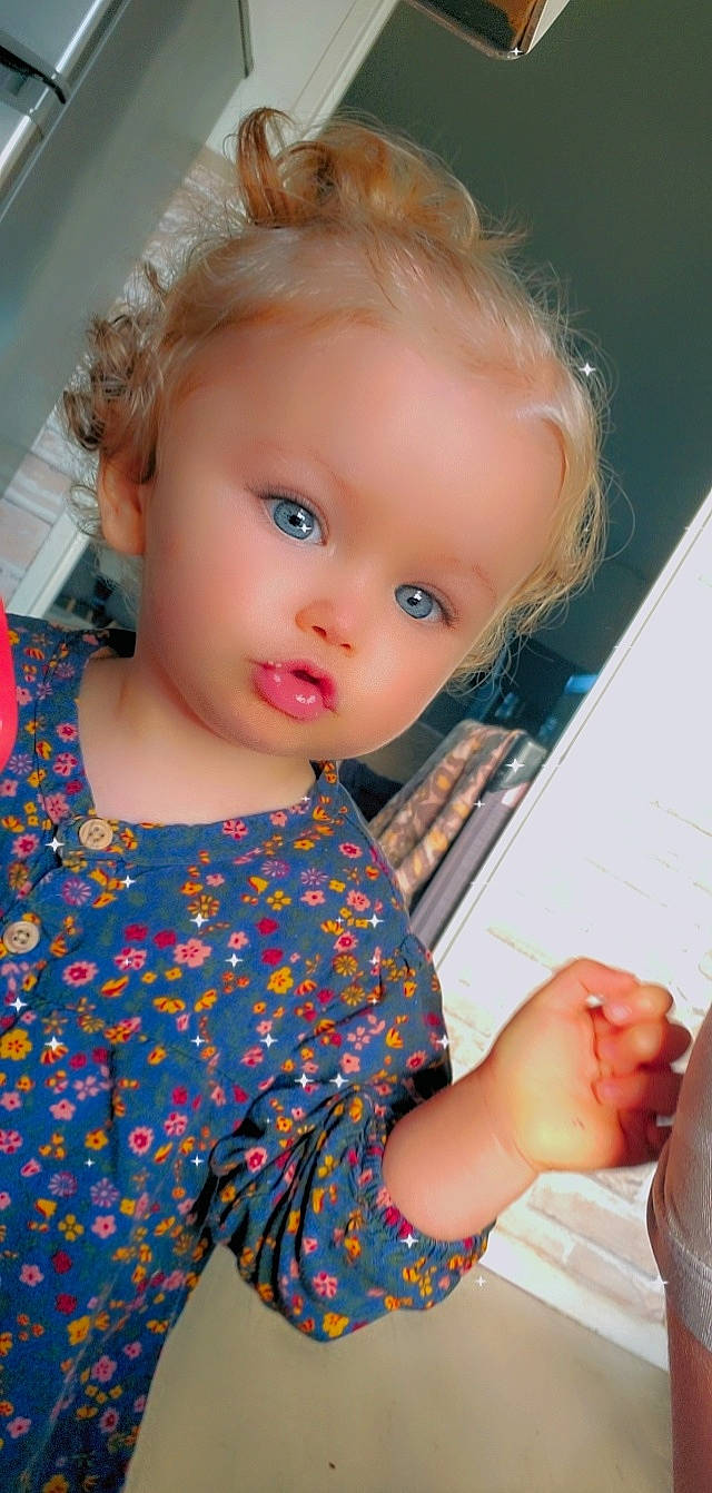 Mahëva participe au concours pour gagner de l'argent avec cette photo : baby_toddler_clothing, cheek, chin, dress, eye, eyelash, facial_expression, hair, hairstyle, hand, happy, iris, lip, nose, organ, person, pink, shoulder, skin, sleeve