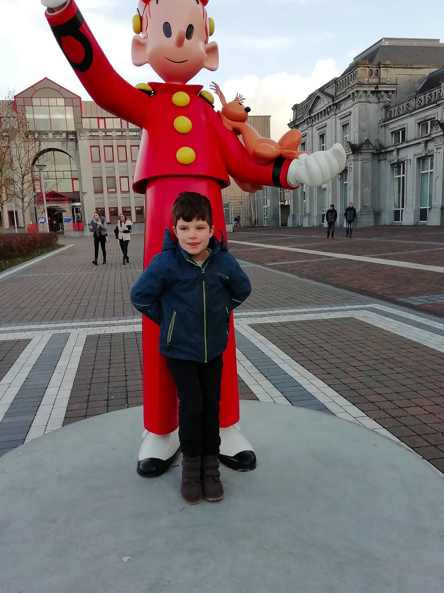 Mathys participe au concours pour gagner de l'argent avec cette photo : animation, art, cartoon, child, costume, fun, games, joy, mascot, person, tourism, vacation
