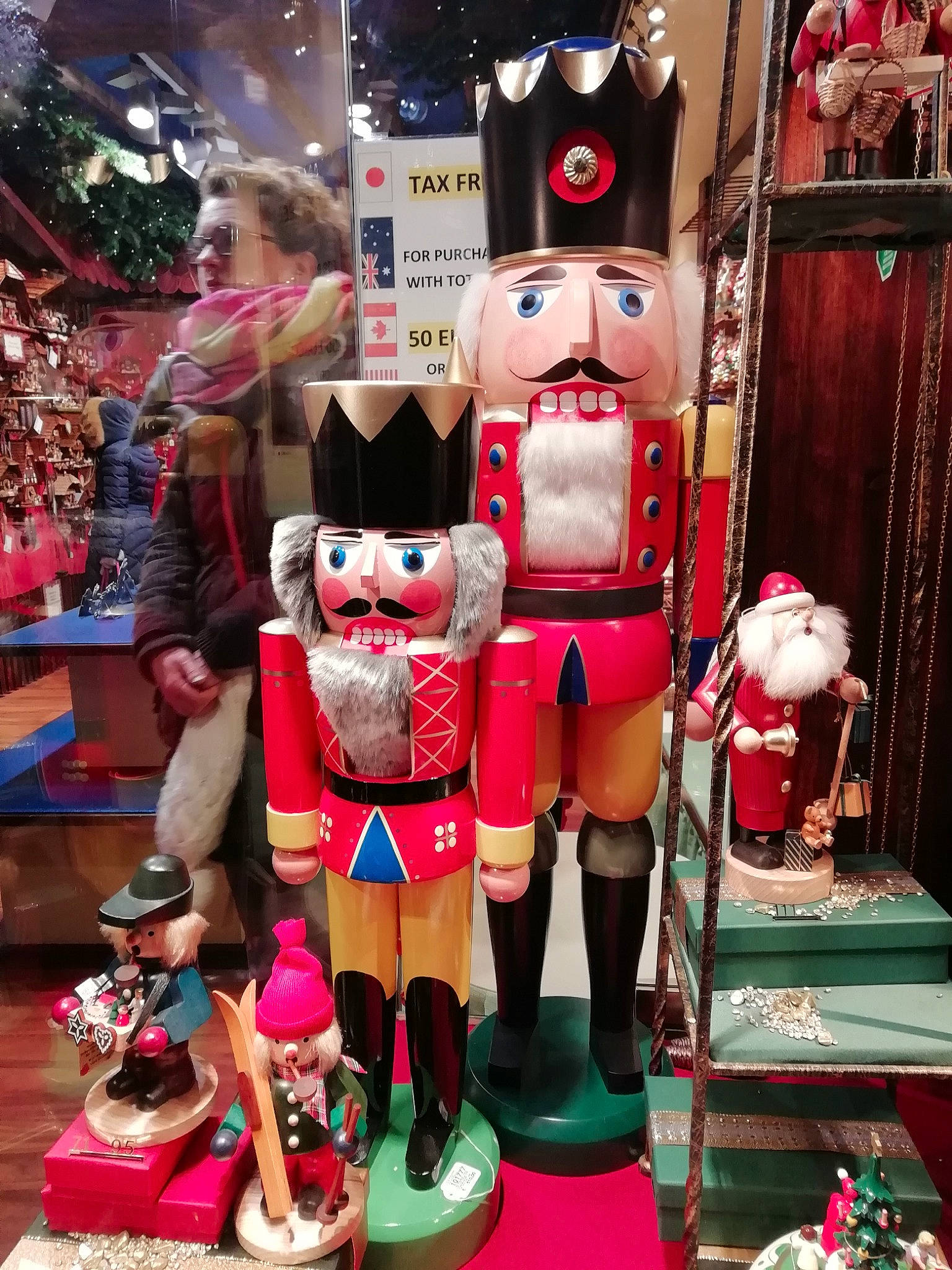 Amandouska a rejoint le concours — aidez-le/la à gagner de superbes lots ! christmas, christmas_decoration, collection, decorative_nutcracker, display_window, figurine, footwear, headwear, holiday, interior_design, nutcracker, person, pink, shoe, souvenir, thigh, toy