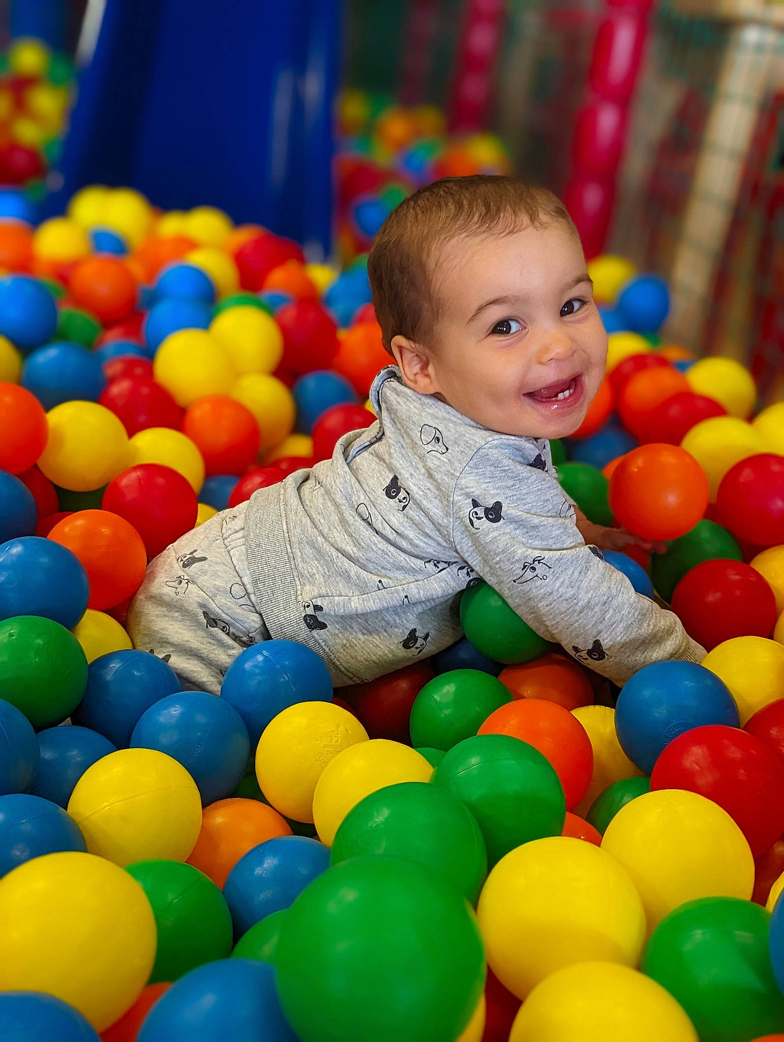 Eren participe au concours pour gagner de l'argent avec cette photo : ball, ball_pit, black, child, city, event, fun, green, happy, human_settlement, joy, leisure, person, photograph, play, playground, product, public_space, smile, snapshot