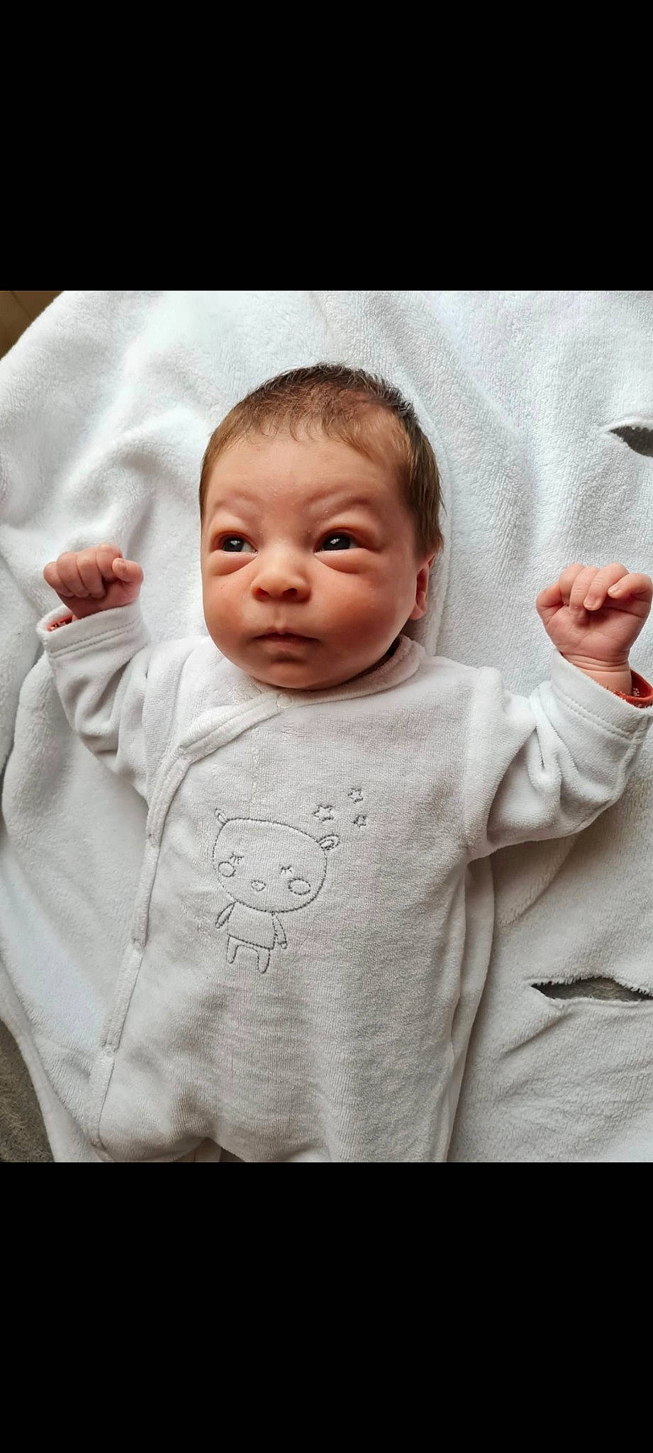 Eren a rejoint le concours — aidez-le/la à gagner de superbes lots ! baby_toddler_clothing, cheek, chin, comfort, eye, eyebrow, face, gesture, hair, hand, happy, head, human_body, lip, mouth, nose, person, product, skin, sleeve