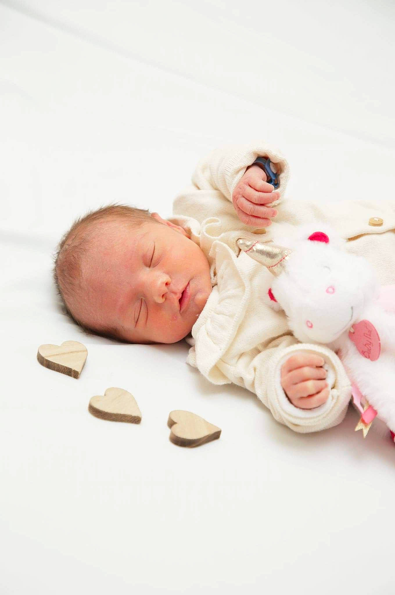 Louise a rejoint le concours — aidez-le/la à gagner de superbes lots ! baby, baby_products, baby_sleeping, baby_toddler_clothing, bedtime, child, comfort, fashion_accessory, hair_accessory, happy, linens, peach, person, petal, portrait_photography, rose, sitting, sleep, sunglasses, toddler