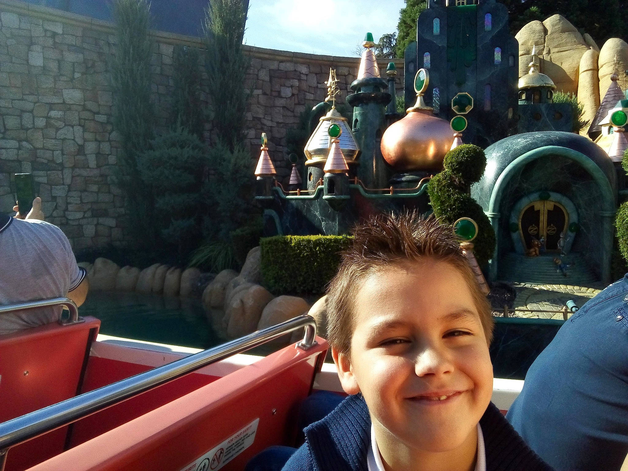 Timotei participe au concours pour gagner de l'argent avec cette photo : amusement_park, amusement_ride, child, city, event, fun, happy, joy, leisure, nonbuilding_structure, person, plant, recreation, smile, summer, t_shirt, toddler, tourism, travel, tree