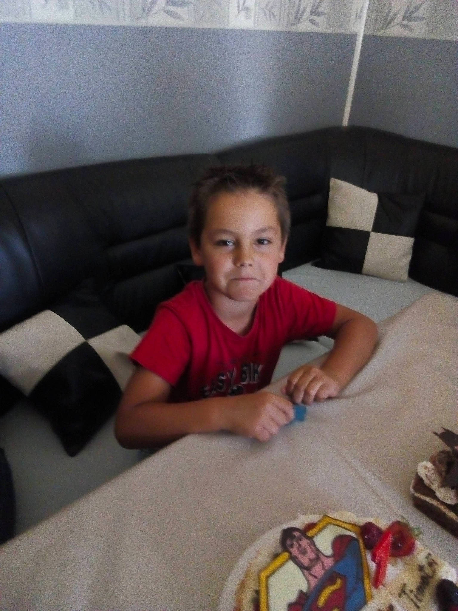 Timotei a rejoint le concours — aidez-le/la à gagner de superbes lots ! child, comfort, comfort_food, couch, electronic_device, fun, furniture, gadget, head, linens, living_room, person, pillow, recreation, room, sitting, t_shirt, table, tableware, textile