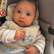 Maïwenn participe au concours pour gagner de l'argent avec cette photo : baby, infant, car_seat, blanket, clothing, face, person, child, cute, expression, indoors, seatbelt, soft_toy, comfort, portrait, young_child, hand, wide_eyes, curious, cozy