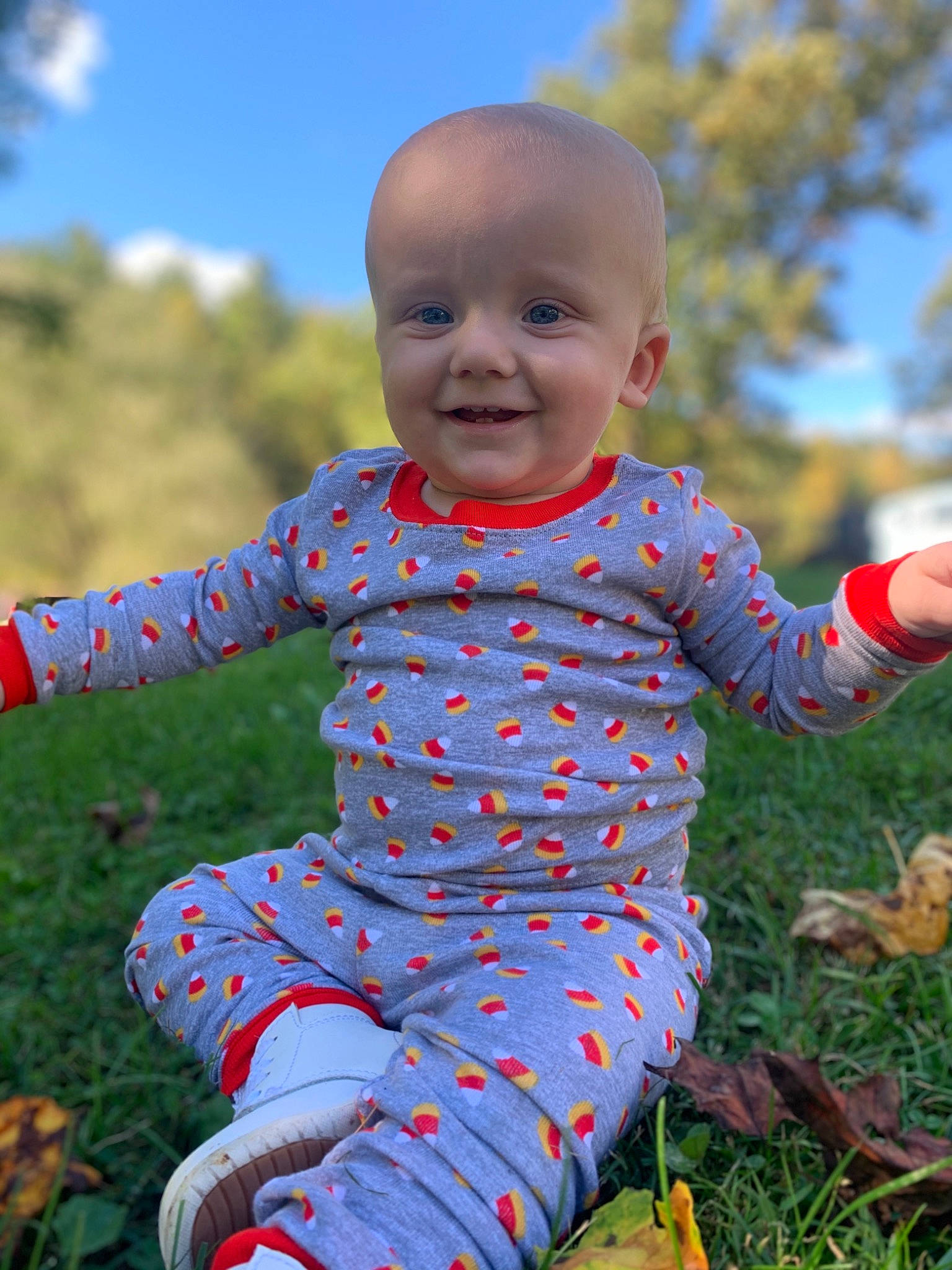 Arlow is registered to the contest to win money with this photo: baby_toddler_clothing, child, cloud, eye, facial_expression, fun, grass, hand, happy, joy, leaf, outerwear, people_in_nature, person, plant, sky, sleeve, smile, standing, summer