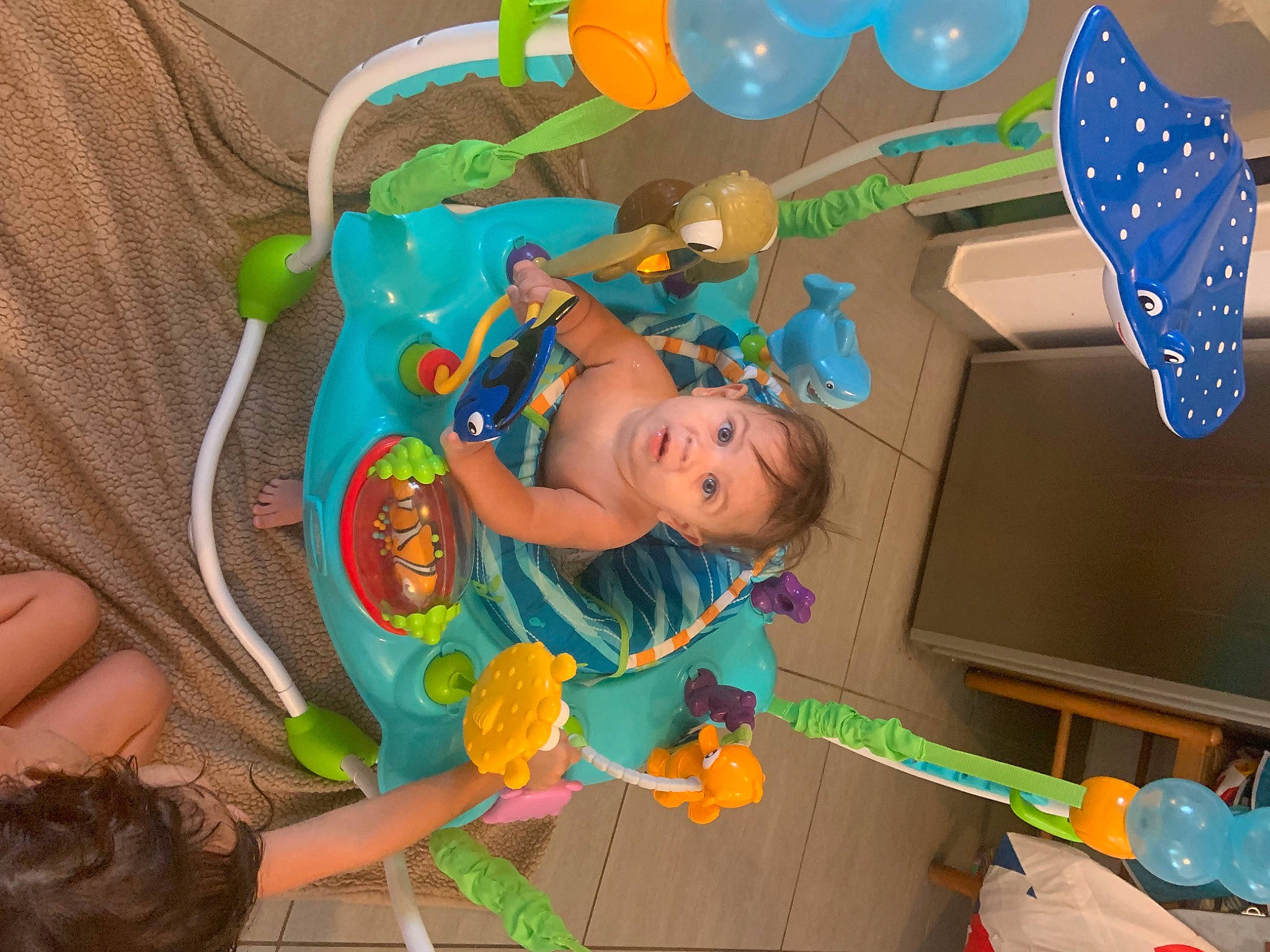 Feytan a rejoint le concours — aidez-le/la à gagner de superbes lots ! baby, baby_products, baby_toddler_clothing, baby_toys, ceiling, child, event, fun, green, leisure, party, party_supply, pattern, person, plastic, play, room, surprise, toddler, toy