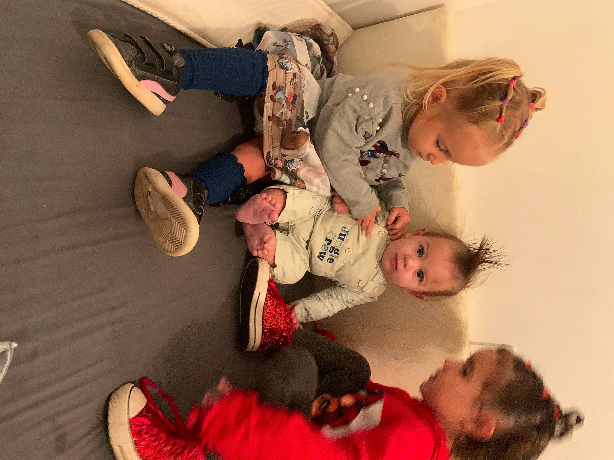 Feytan participe au concours pour gagner de l'argent avec cette photo : baby, baby_toddler_clothing, boot, child, comfort, event, foot, fun, gesture, happy, human_leg, joint, knee, leg, person, room, shoe, sitting, sock, thigh