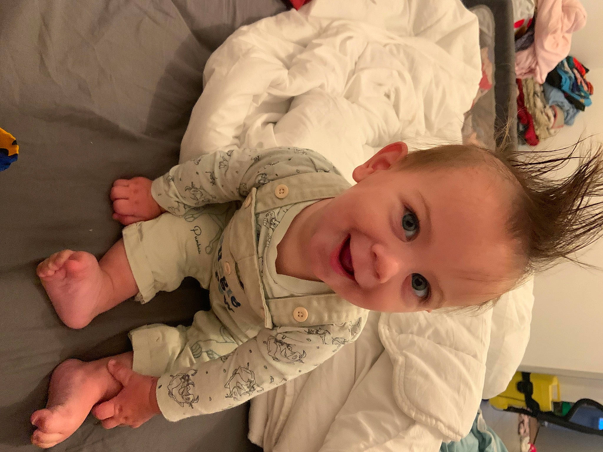 Feytan participe au concours pour gagner de l'argent avec cette photo : baby, baby_products, baby_toddler_clothing, cheek, child, comfort, eye, fun, happy, human_body, iris, joy, mammal, mouth, nose, person, room, skin, sleeve, smile