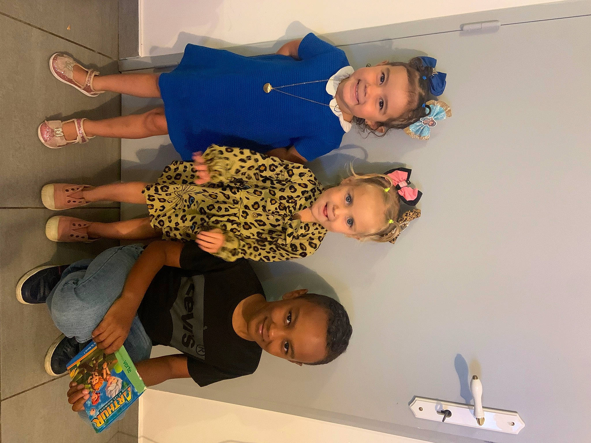 Kyra a rejoint le concours — aidez-le/la à gagner de superbes lots ! arm, child, elbow, fun, gesture, happy, human_leg, joy, knee, leisure, person, play, room, smile, t_shirt, thigh, toddler, visual_arts, wrist