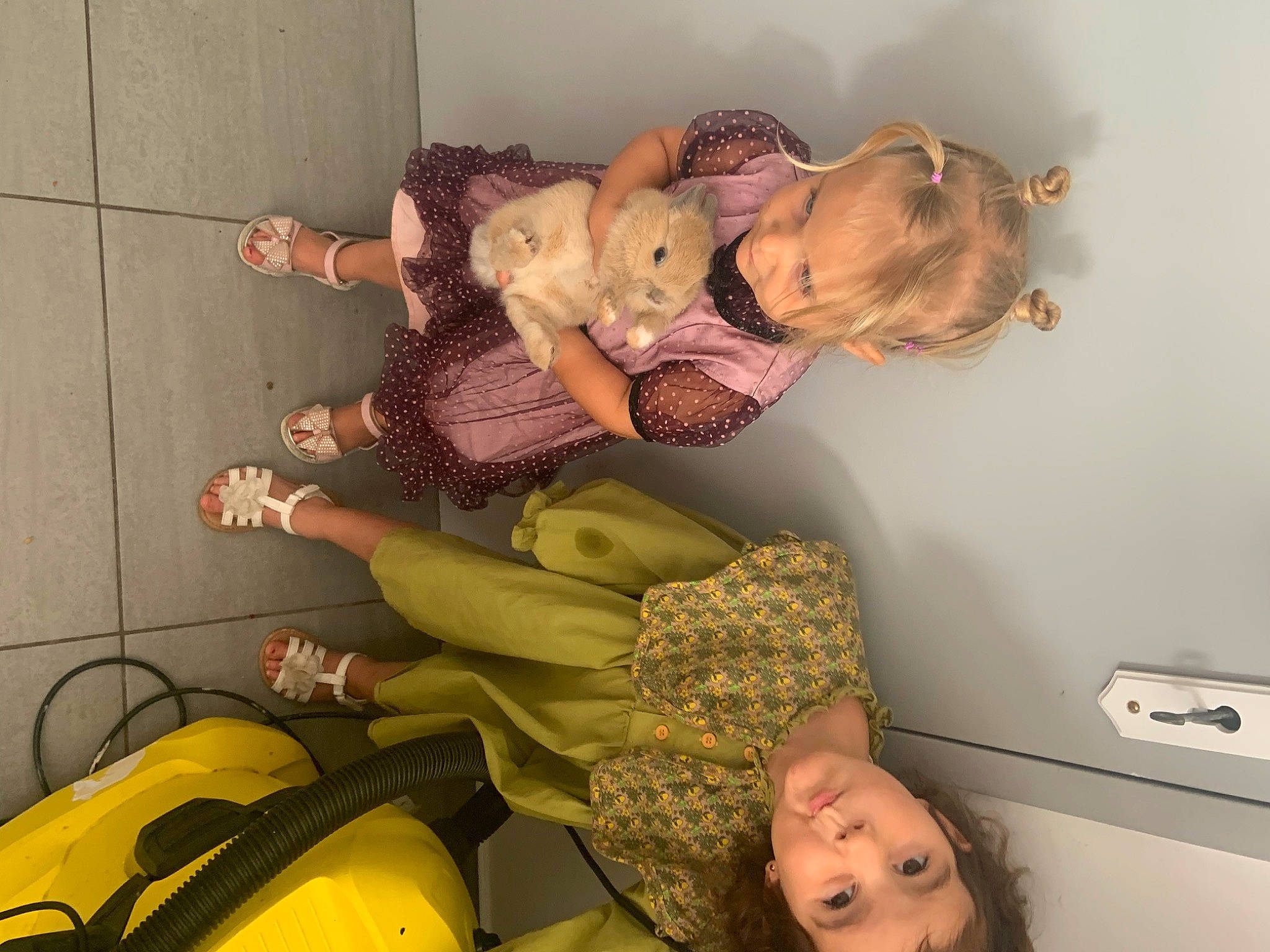 Kyra a rejoint le concours — aidez-le/la à gagner de superbes lots ! baby, baby_products, child, comfort, facial_expression, flooring, fun, happy, head, human_leg, lap, leisure, luggage_and_bags, organ, person, room, sitting, smile, thigh, toddler