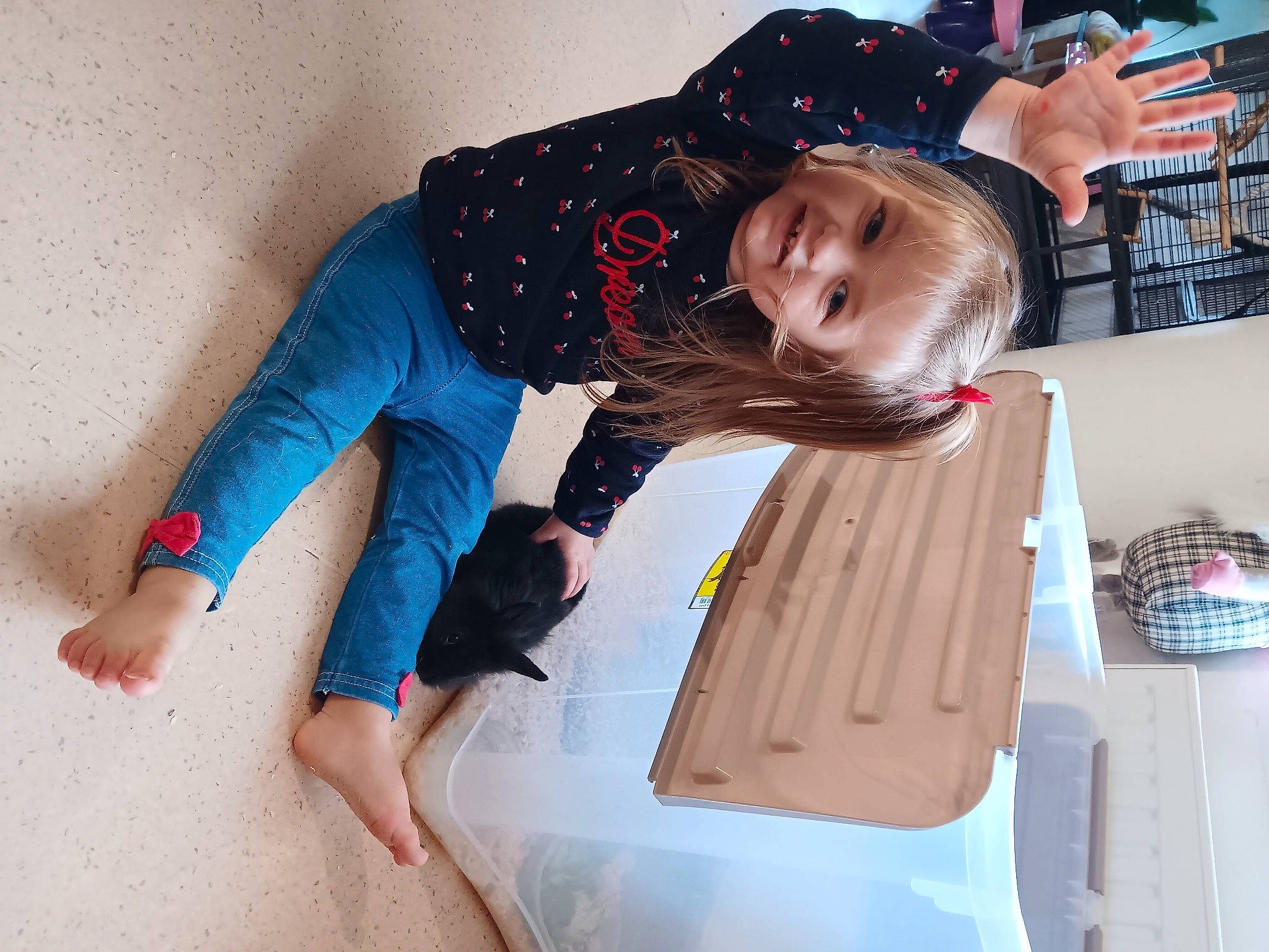 Kassie a rejoint le concours — aidez-le/la à gagner de superbes lots ! baby_toddler_clothing, barefoot, child, comfort, elbow, flooring, foot, fun, happy, human_leg, joy, knee, leisure, pattern, person, play, sitting, sleeve, sportswear, thigh