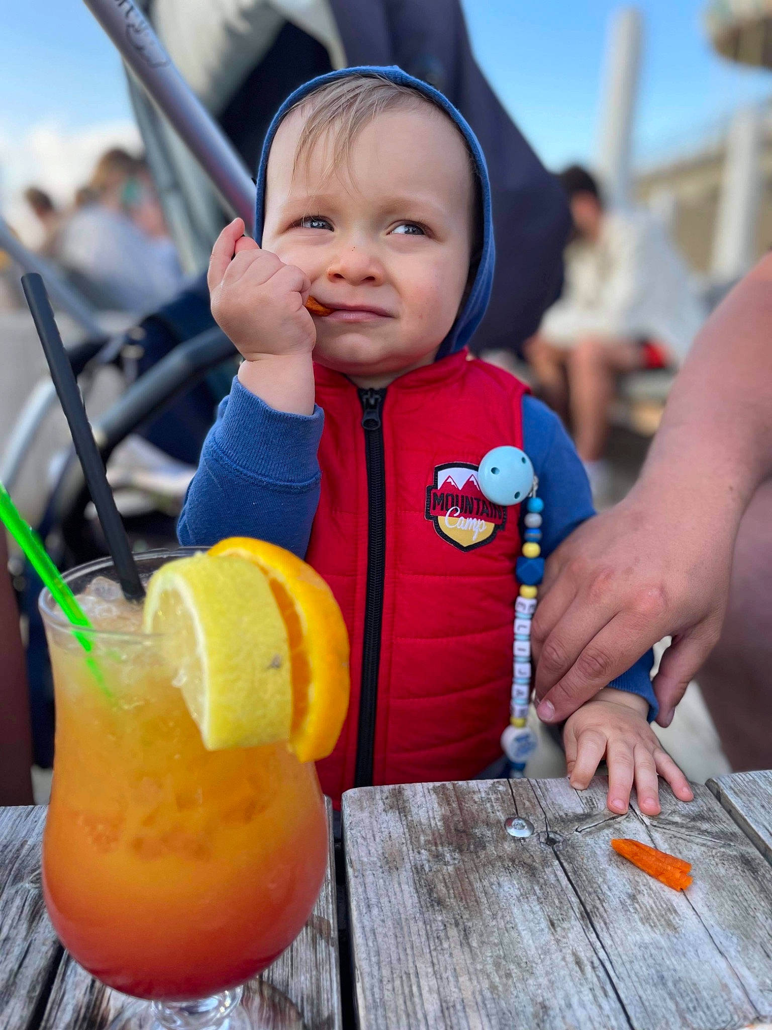 Elijah participe au concours pour gagner de l'argent avec cette photo : baby, child, citrus, drink, fruit, happy, jacket, juice, leisure, natural_foods, orange, orange_drink, orange_juice, orange_soft_drink, person, sky, table, tableware, toddler, valencia_orange