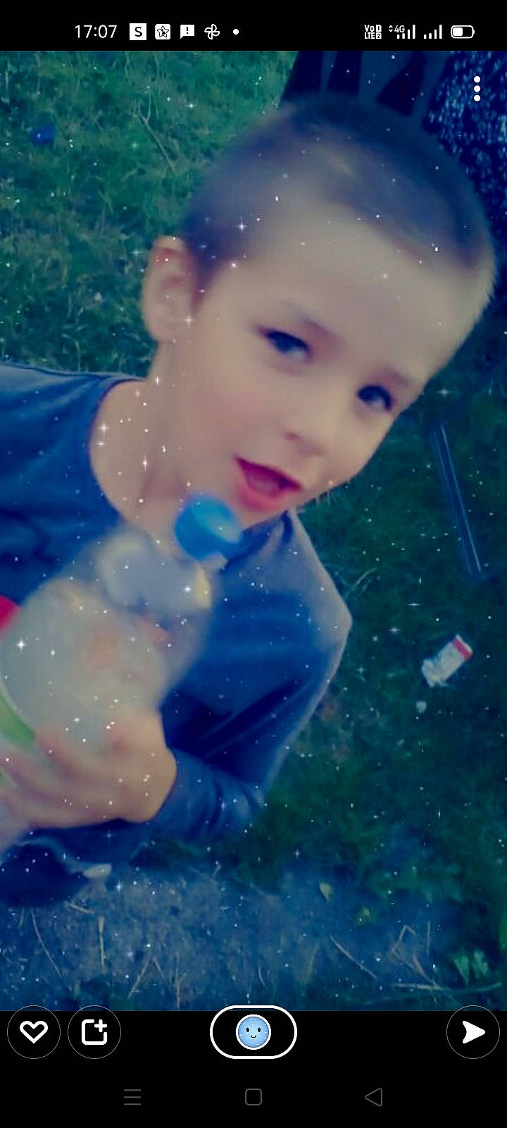 Marvin participe au concours pour gagner de l'argent avec cette photo : art, child, electric_blue, flash_photography, freezing, fun, grass, happy, leisure, lip, people_in_nature, person, personal_protective_equipment, play, portrait, portrait_photography, recreation, sitting, toddler, vintage_clothing