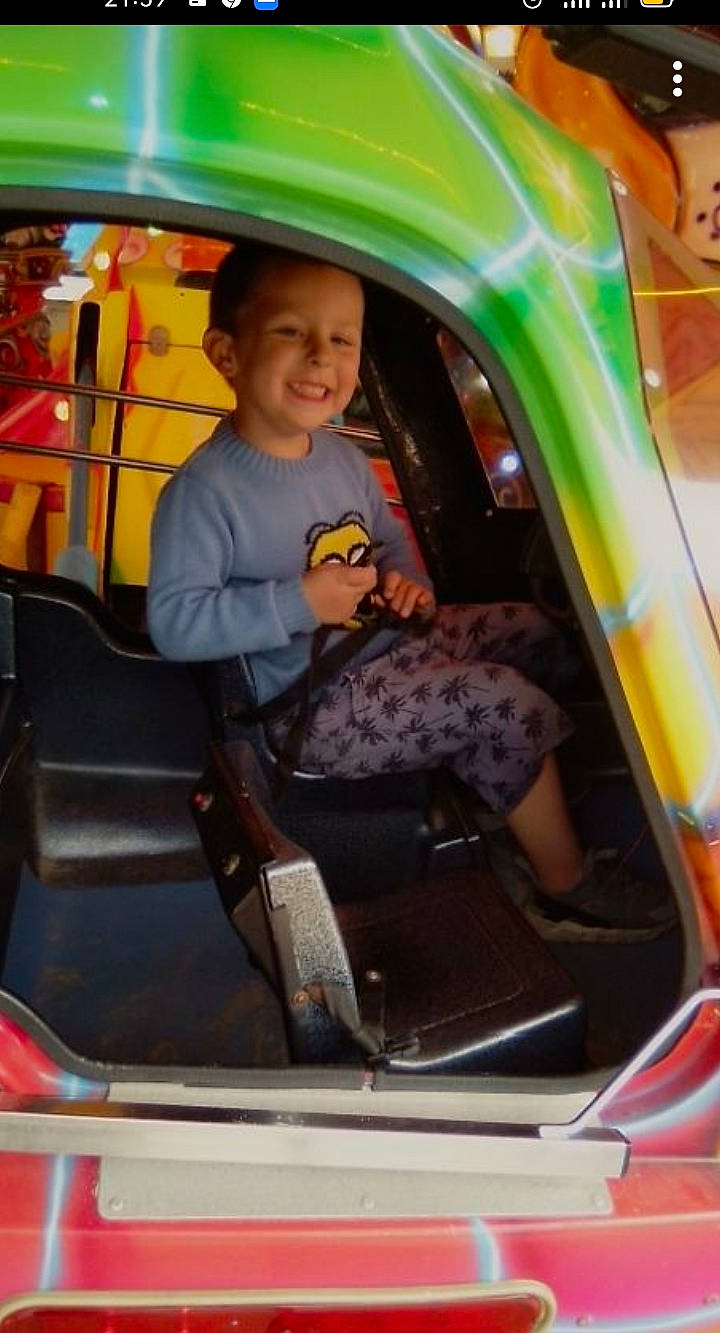 Lucenzo a rejoint le concours — aidez-le/la à gagner de superbes lots ! auto_part, automotive_design, automotive_exterior, bumper, car_seat, car_seat_cover, child, door, family_car, fun, headwear, joy, leisure, motor_vehicle, person, recreation, smile, snapshot, steering_wheel, toddler