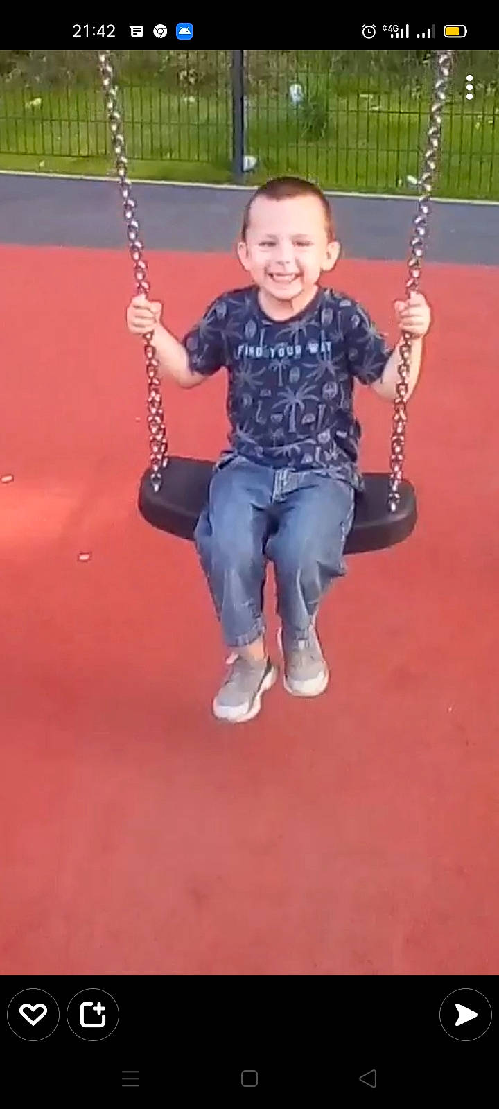 Lucenzo participe au concours pour gagner de l'argent avec cette photo : arm, child, city, elbow, electric_blue, fun, happy, human_body, joy, leisure, outdoor_play_equipment, person, play, playground, recreation, red, sleeve, smile, swing, thumb