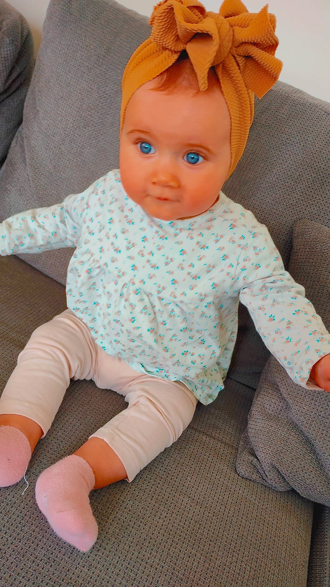 Cassie a rejoint le concours — aidez-le/la à gagner de superbes lots ! adult, baby, clothing, couch, cushion, doll, face, furniture, hat, head, homedecor, hosiery, male, man, pants, person, photography, portrait, sock, toy