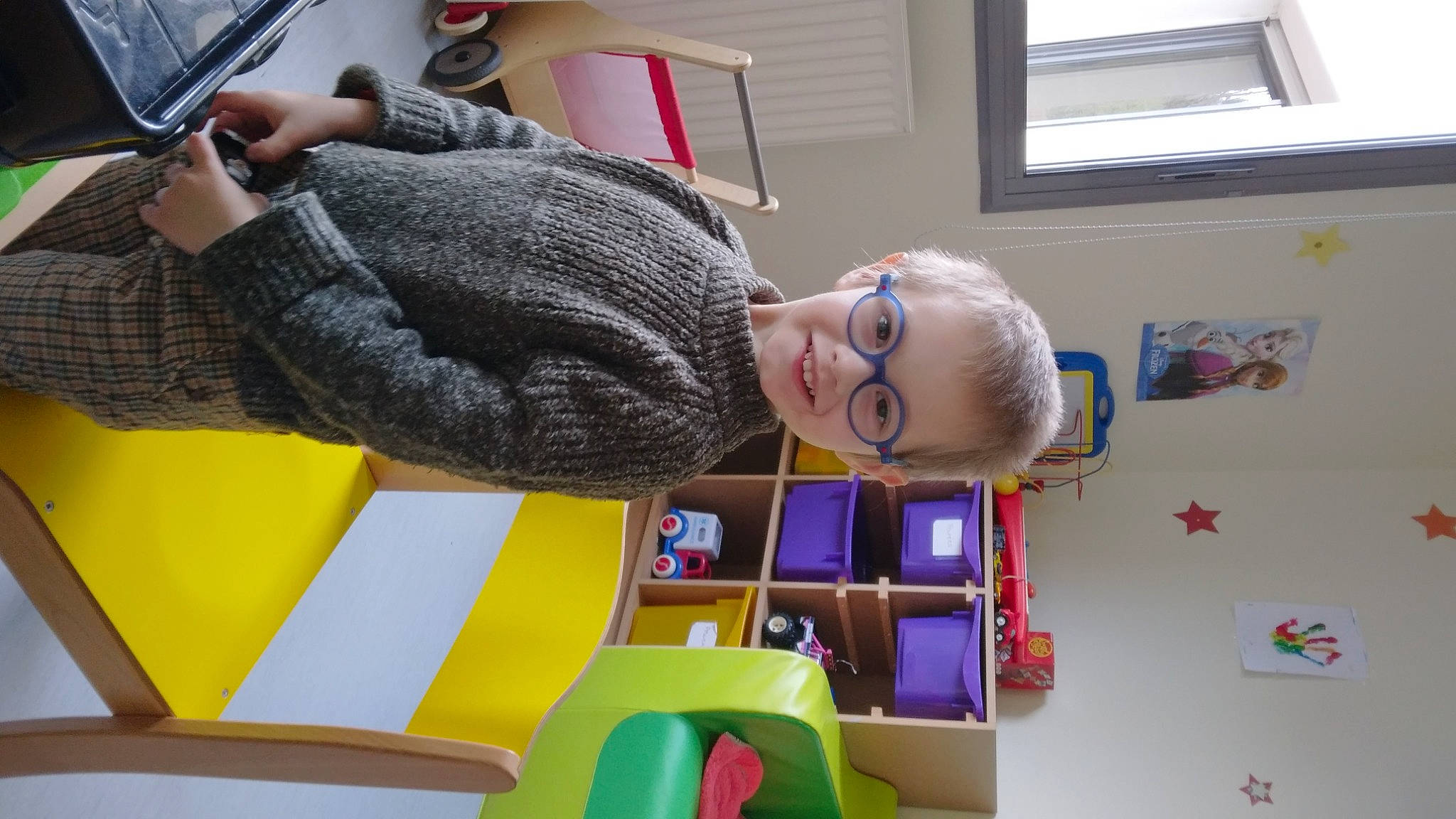 Aaron participe au concours pour gagner de l'argent avec cette photo : backpack, bag, chair, child, comfort, eyewear, flooring, fun, glasses, handbag, house, joy, luggage_and_bags, pattern, person, room, shelving, sitting, window, window_blind