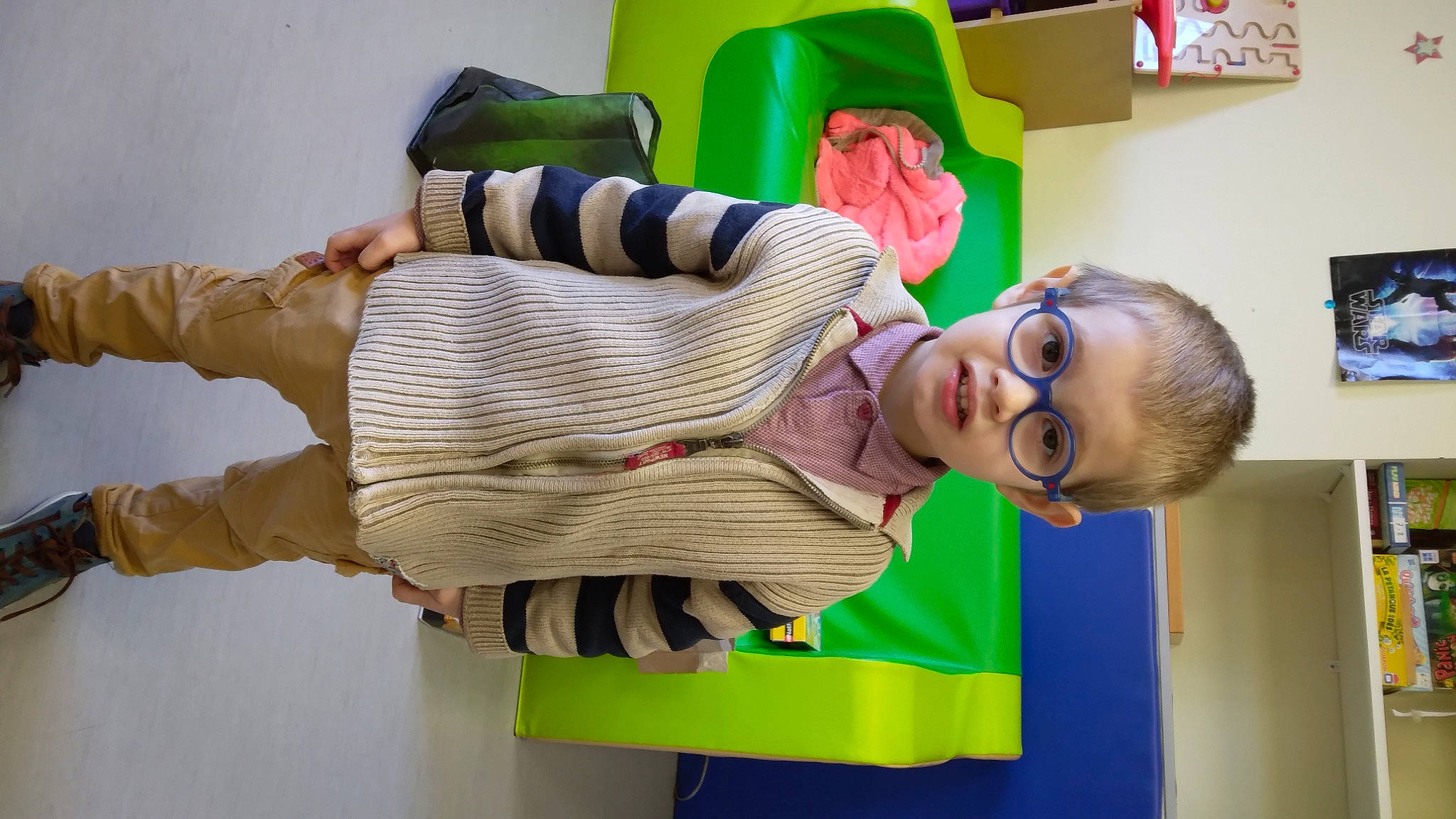 Aaron a rejoint le concours — aidez-le/la à gagner de superbes lots ! baby, baby_products, baby_toddler_clothing, child, comfort, fun, glasses, happy, person, play, room, shelf, sitting, sleeve, smile, sock, toddler, wood, yellow