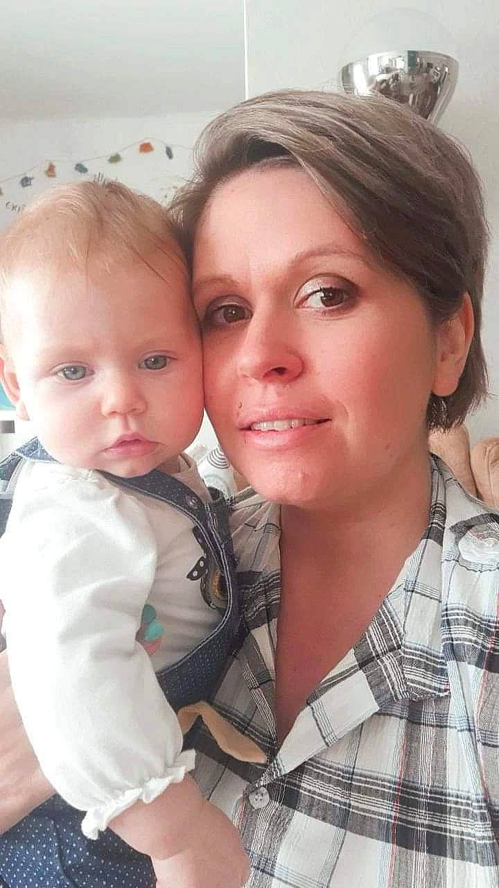 Nina participe au concours pour gagner de l'argent avec cette photo : blond, cheek, chin, ear, eyebrow, eyelash, fun, gesture, happy, interaction, iris, lip, neck, nose, person, plaid, shoulder, skin, smile, tartan