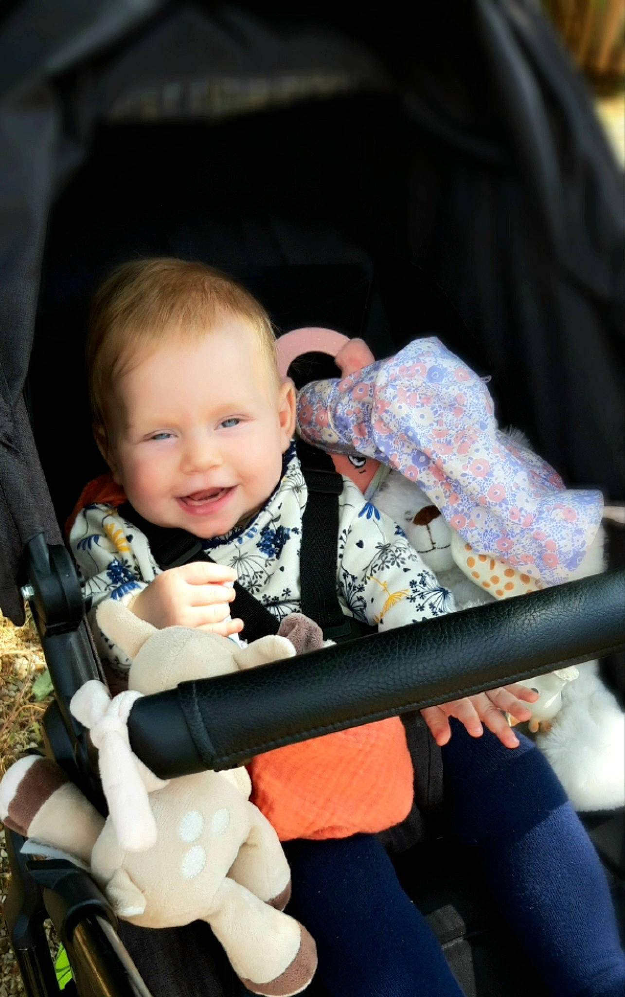 Nina participe au concours pour gagner de l'argent avec cette photo : auto_part, baby, baby_carriage, baby_products, baby_toddler_clothing, black, child, comfort, electric_blue, finger, flash_photography, fun, hand, happy, iris, joy, person, plant, skin, smile