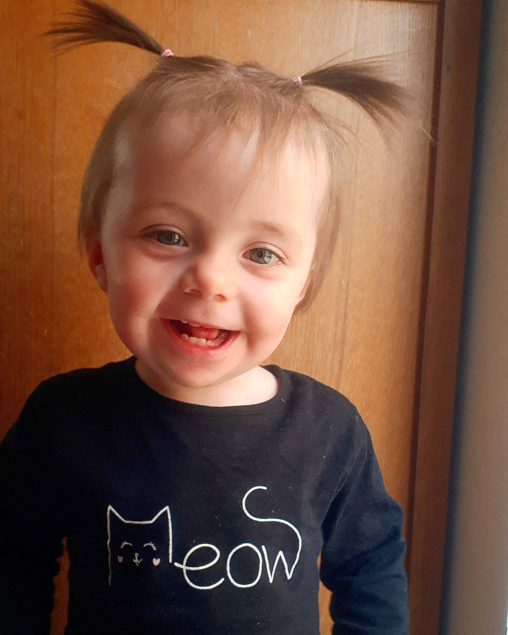 Abby participe au concours pour gagner de l'argent avec cette photo : baby_toddler_clothing, cheek, chin, cool, eyebrow, eyelash, face, facial_expression, forehead, happy, iris, joy, lip, neck, nose, organ, person, picture_frame, sleeve, smile