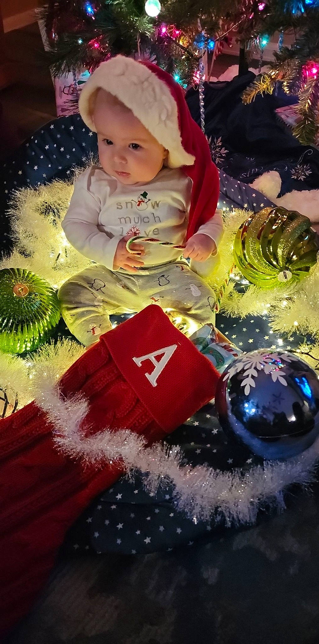 Atlas is registered to the contest to win money with this photo: baby, baby_toddler_clothing, carmine, child, christmas, christmas_decoration, christmas_eve, christmas_ornament, event, fun, glass, happy, headwear, holiday, ornament, person, still_life_photography, toddler, tradition