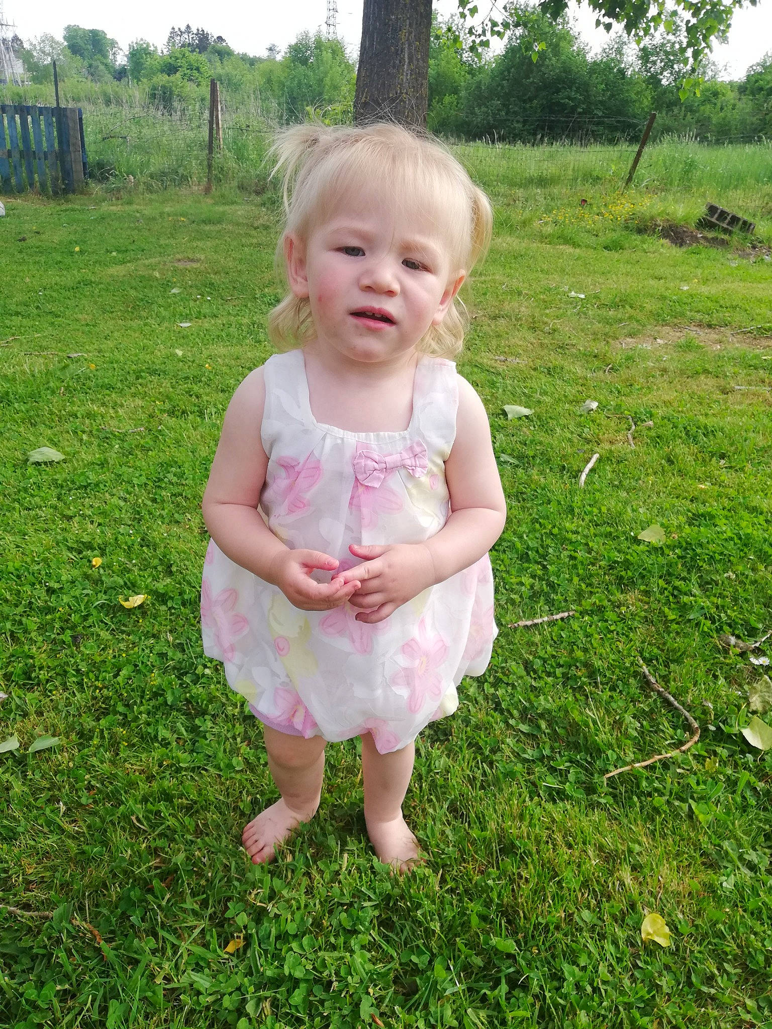 Noëlyne a rejoint le concours — aidez-le/la à gagner de superbes lots ! baby, baby_toddler_clothing, botany, child, gesture, grass, grass_family, grassland, groundcover, hair, happy, head, lawn, leaf, meadow, people_in_nature, person, plant, sleeve, sorrow