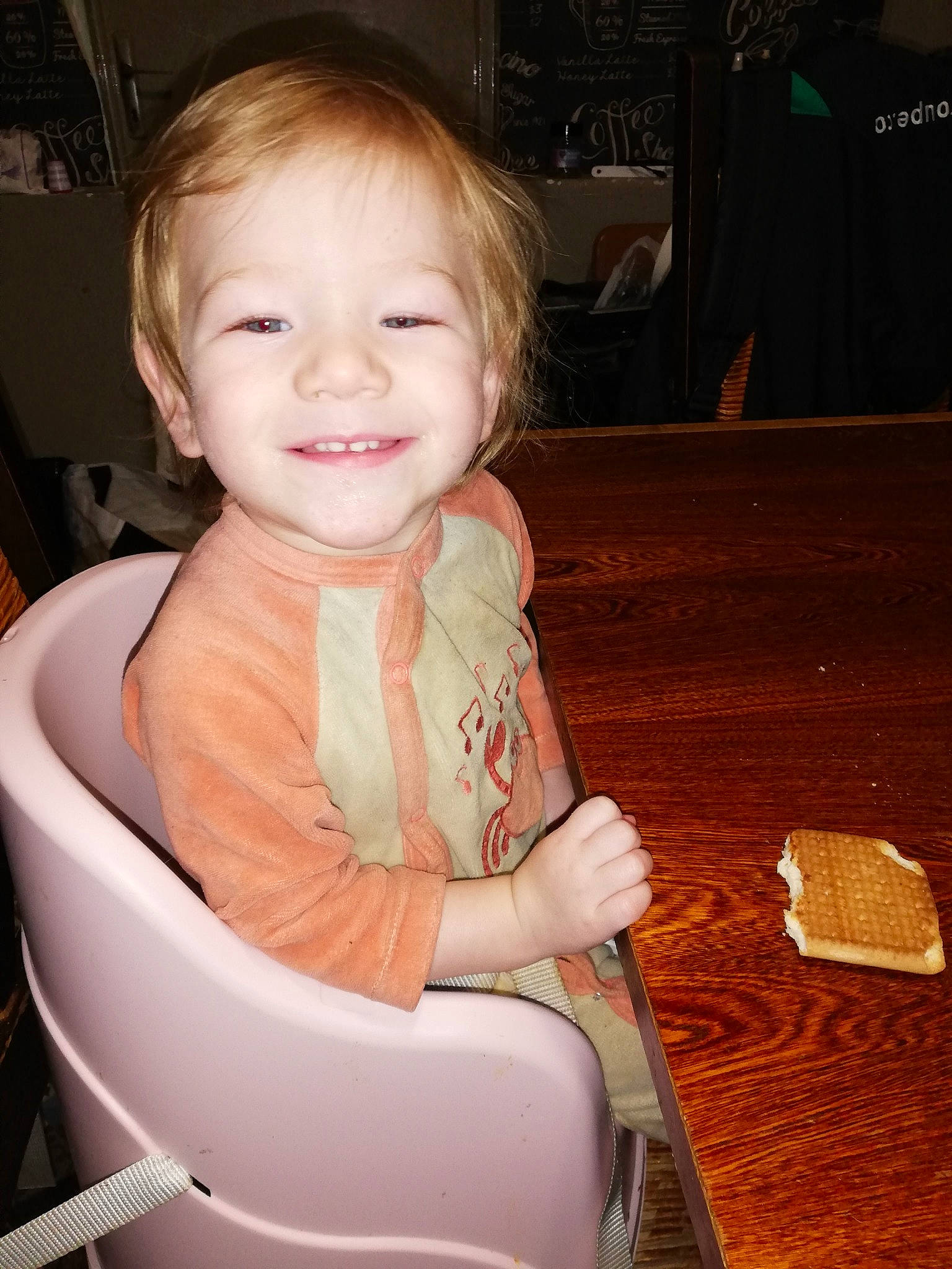 Noëlyne participe au concours pour gagner de l'argent avec cette photo : baby, baby_toddler_clothing, blond, chair, cheek, child, chin, eye, finger, fun, hair, hairstyle, happy, head, human_body, iris, joy, person, skin, smile